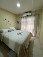 Alquiler Vacacional - Cozy House in gated community w/hot water, fast wifi, by Samanes Park & Mall.