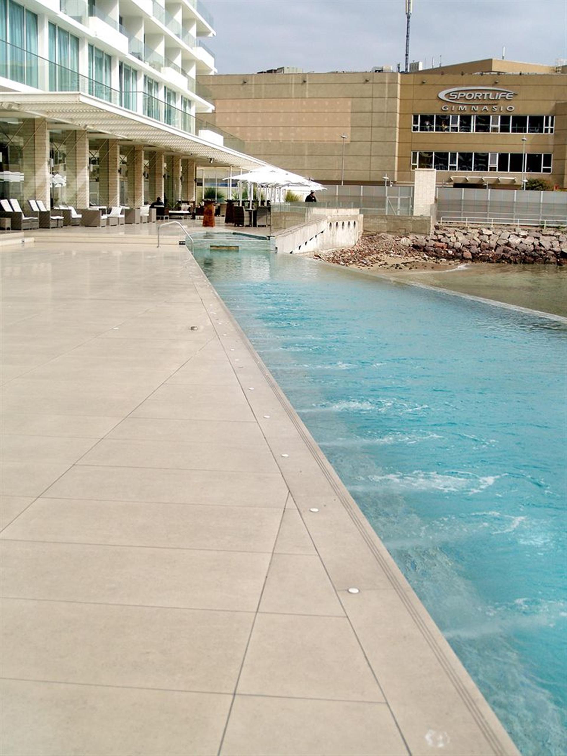 Vista Piscina Terrado Suites Antofagasta