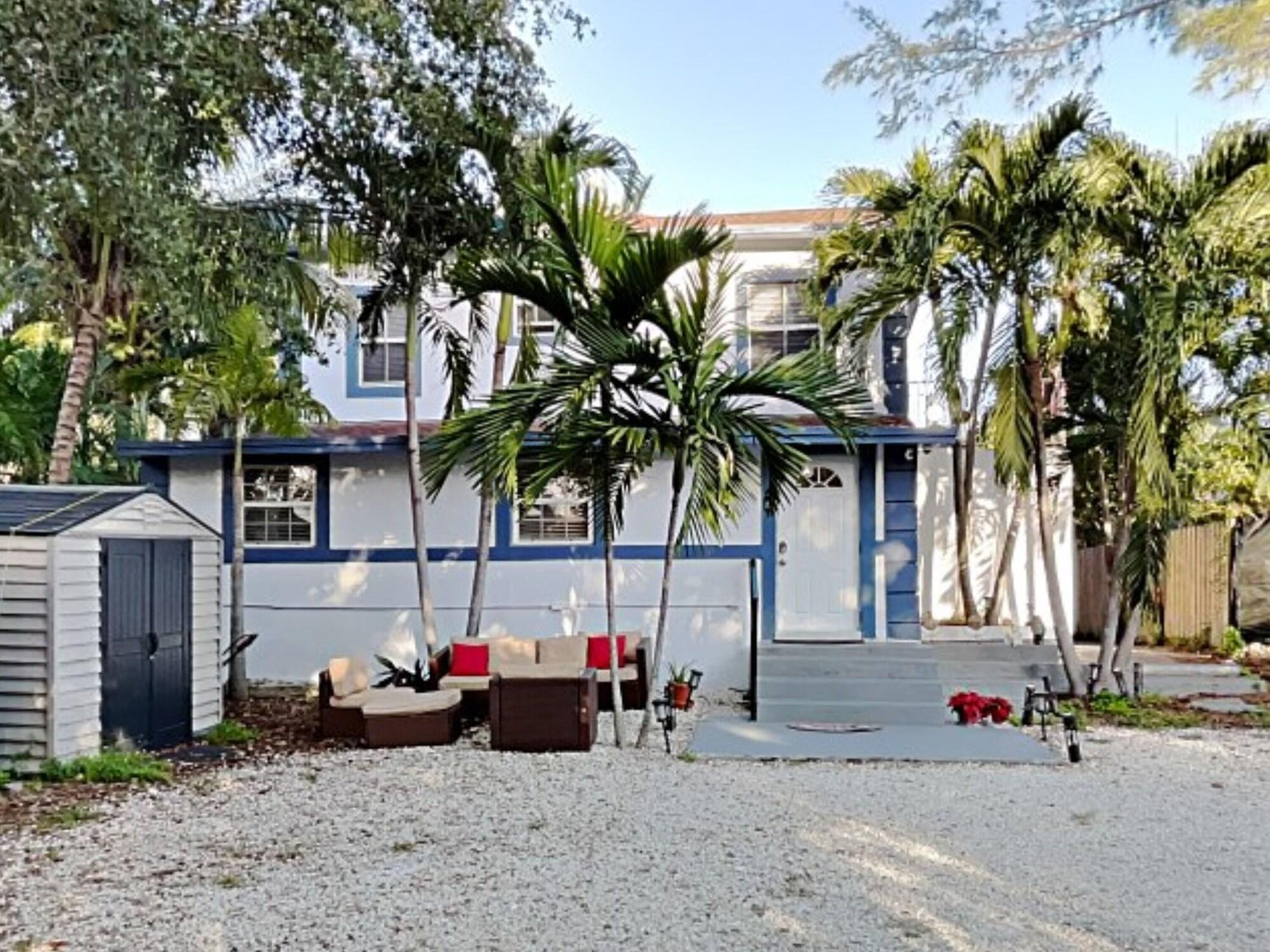 Vista Exterior Miami Vacations 3 bedrooms with parking
