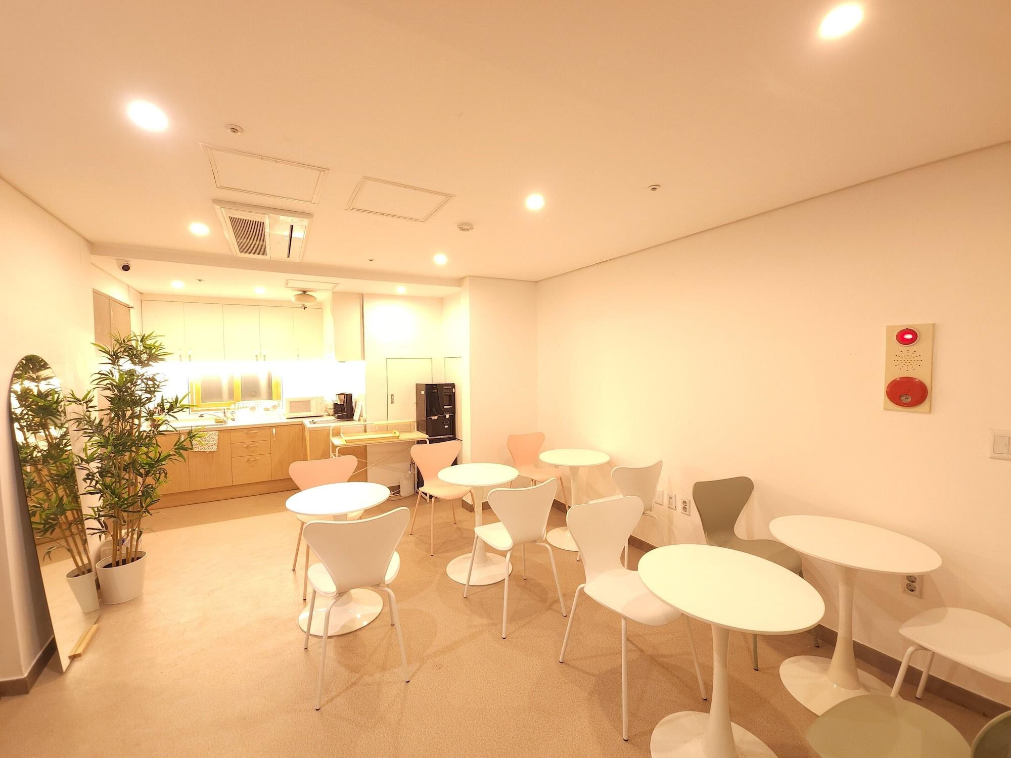 Restaurant OYO Hostel Myeongdong 2