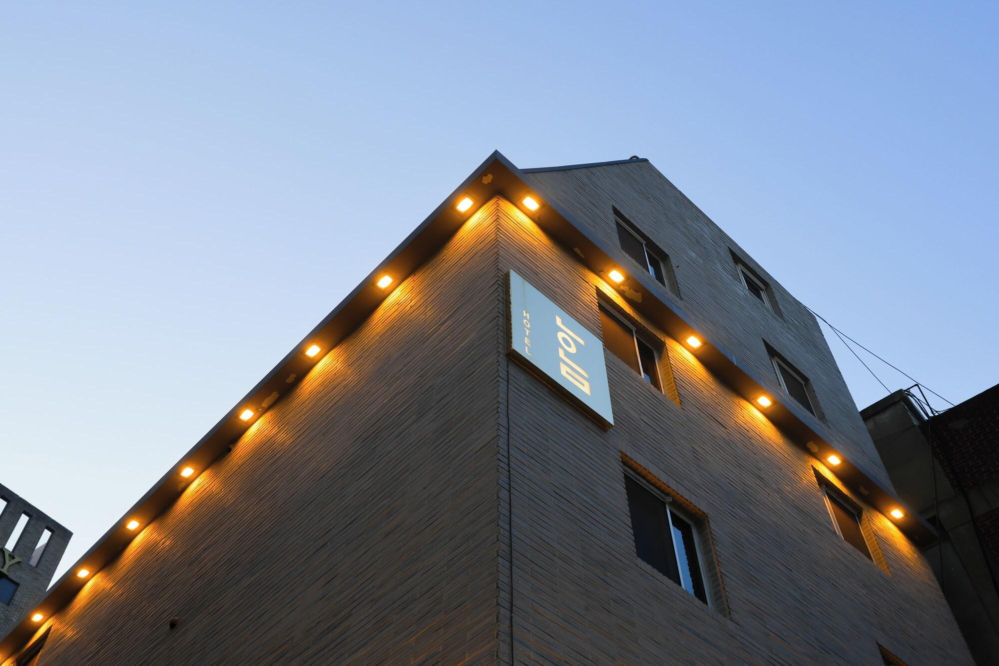 Varios Hotel Home