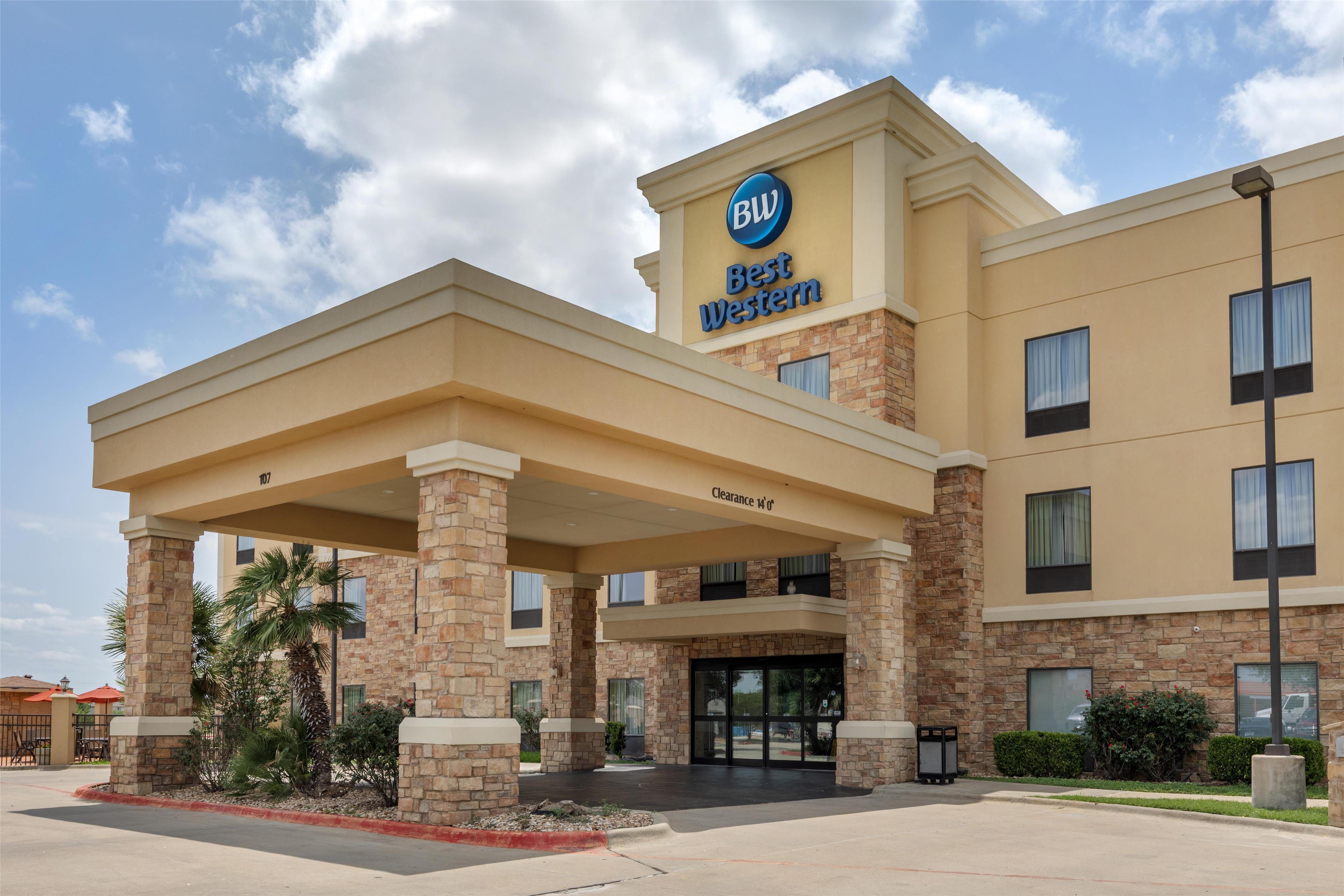 Vista Exterior Best Western Bastrop Pines Inn