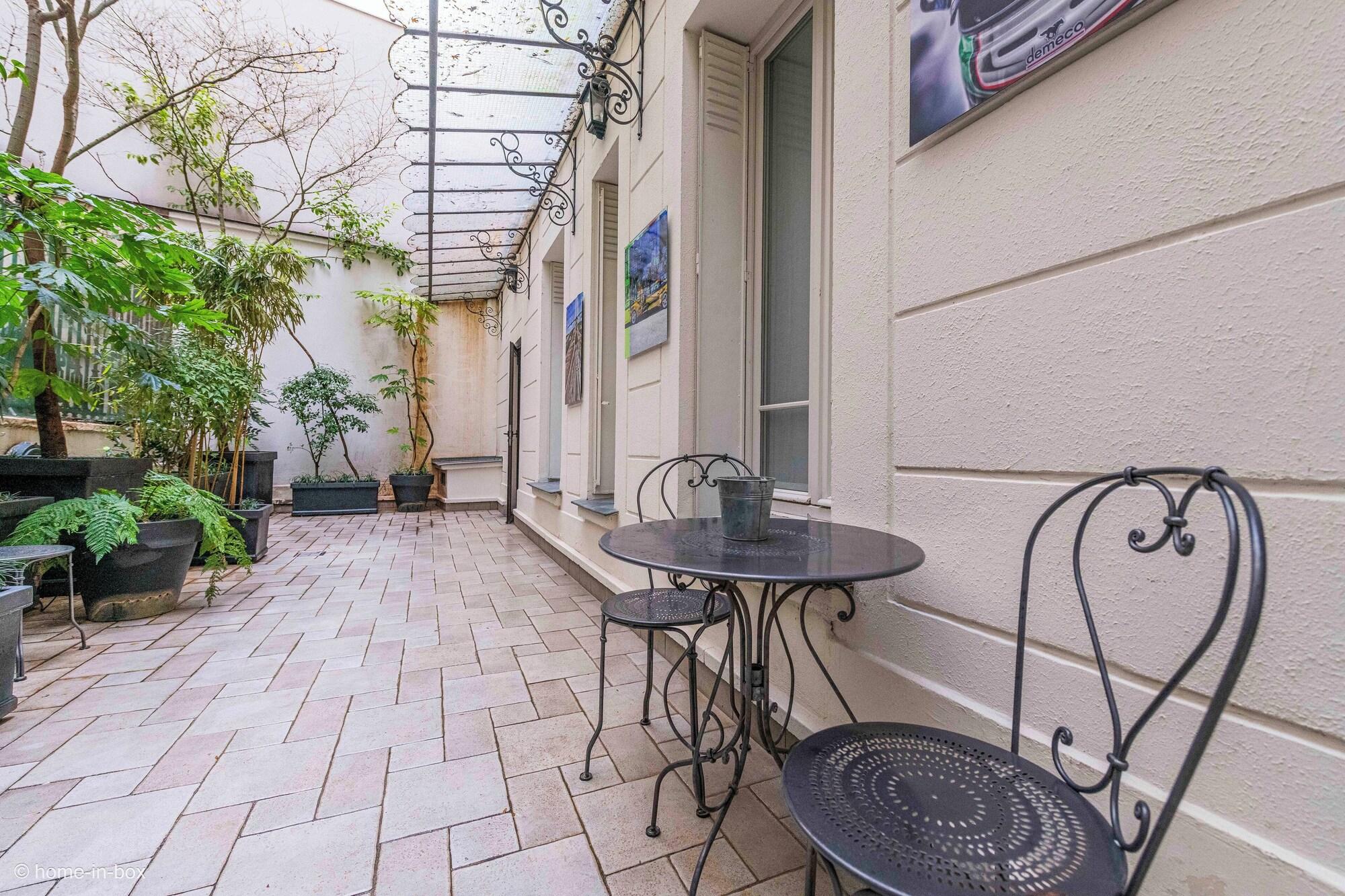 Vista Lobby HotelHome Paris 16