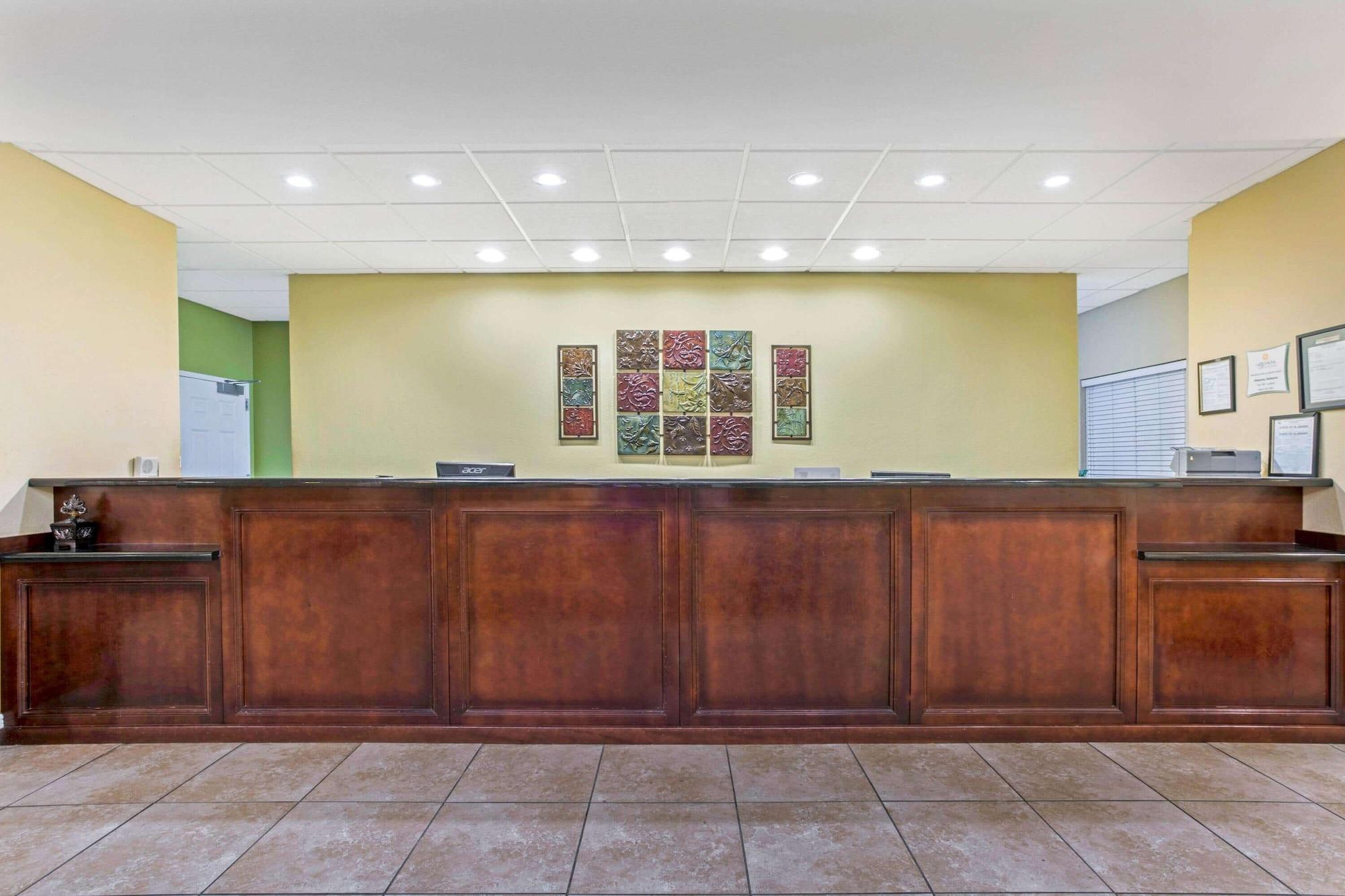 Vista Lobby La Quinta Inn & Suites by Wyndham Mobile Satsuma / Saraland