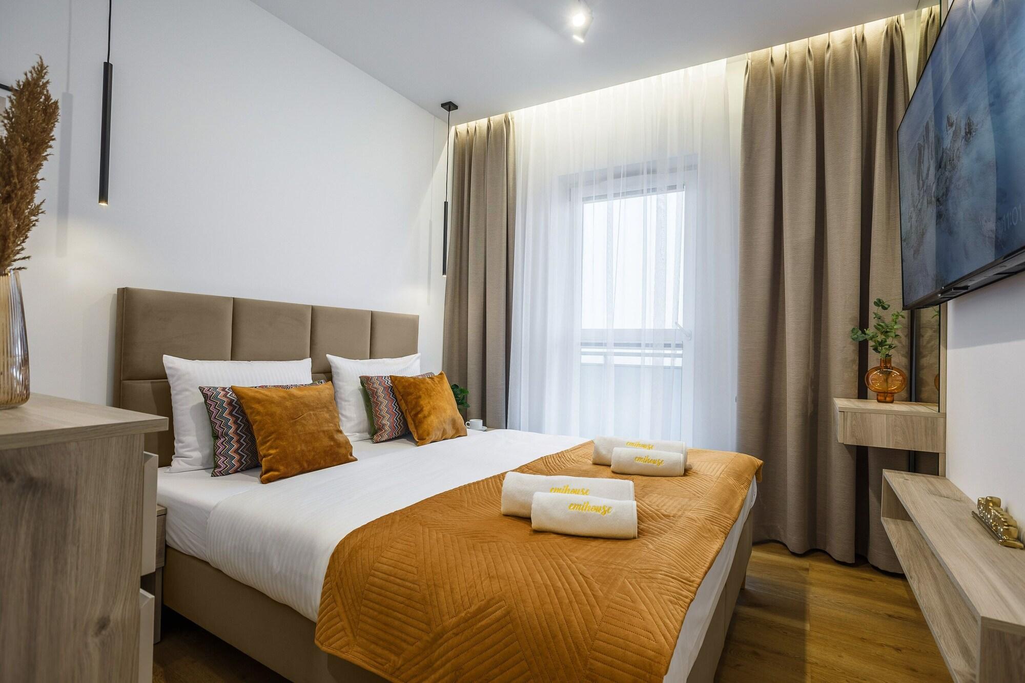 Varios Emihouse Riverside Apartments