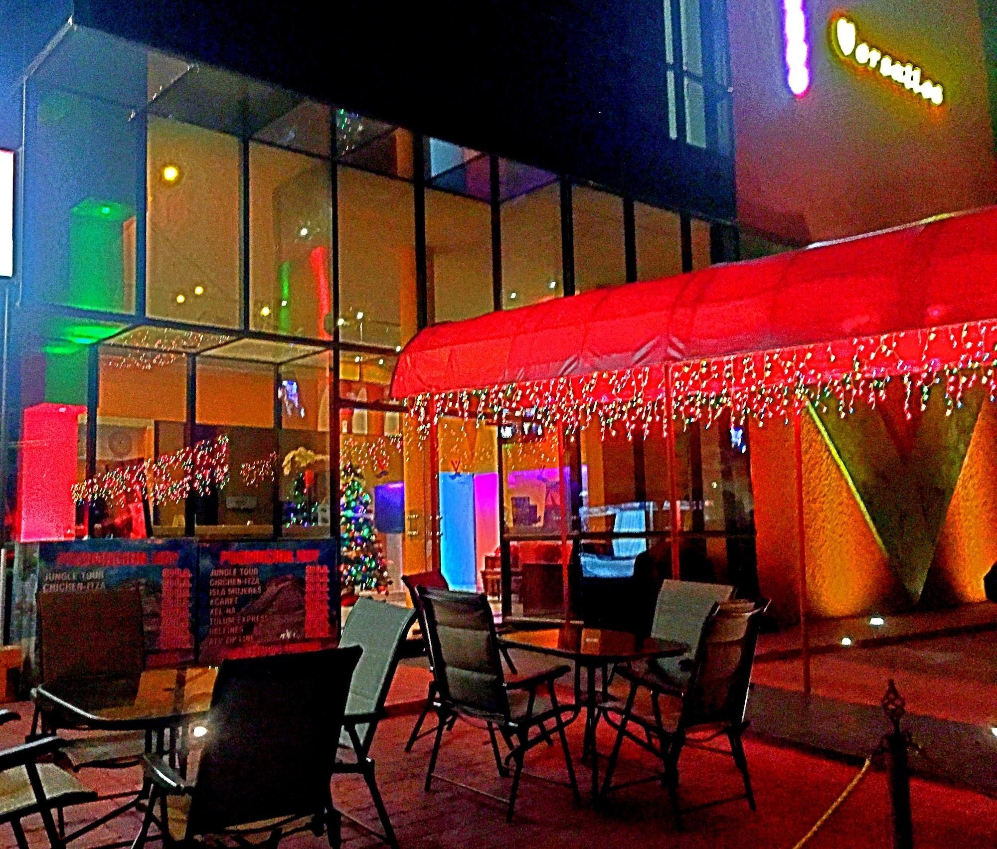 Vista Exterior Hotel Versalles Suites