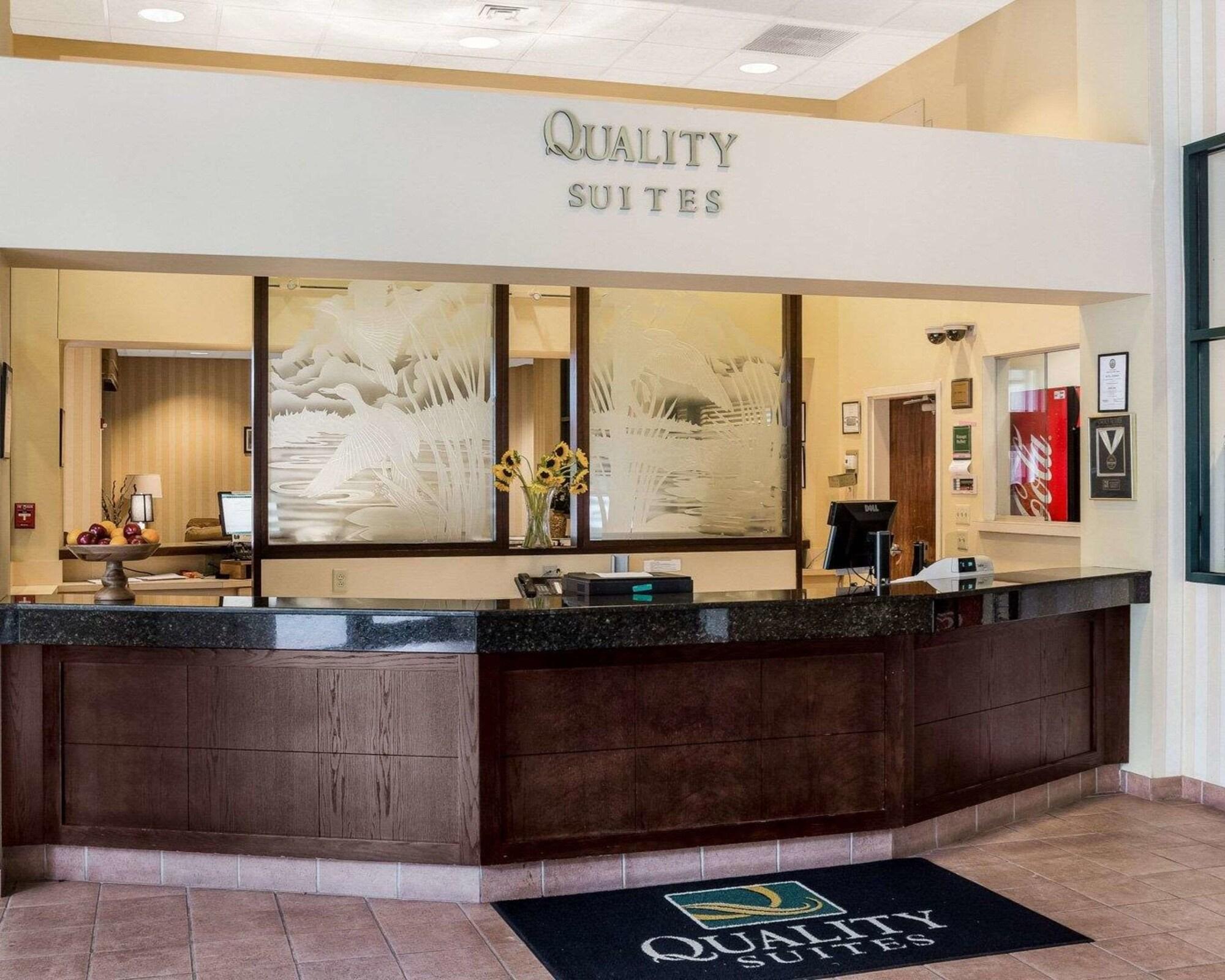 Vista Lobby Quality Suites Lake Wright - Norfolk Airport