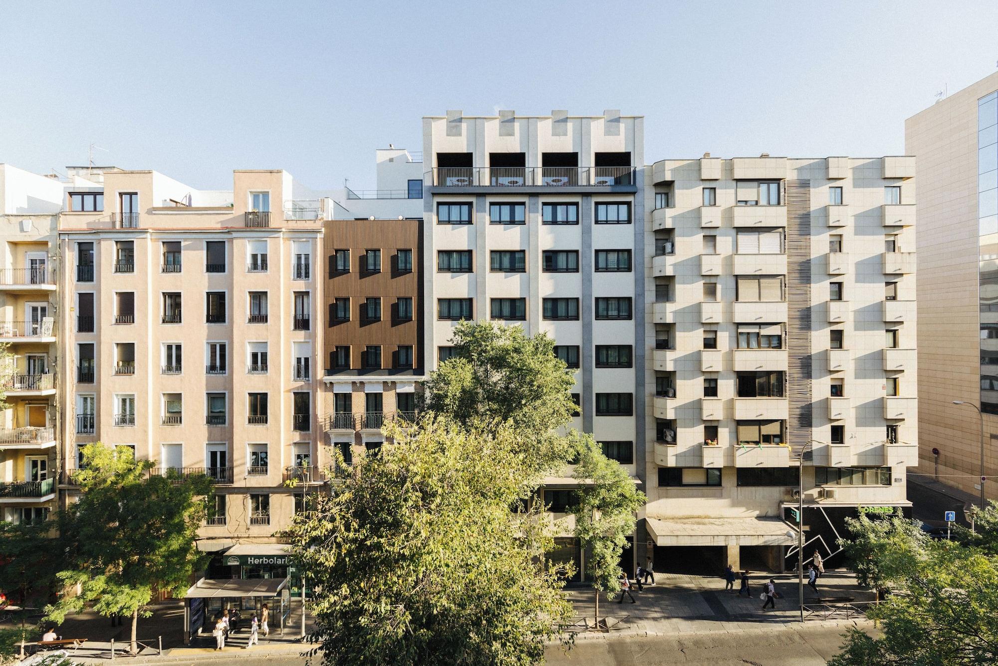 Vista Exterior Atipico Madrid