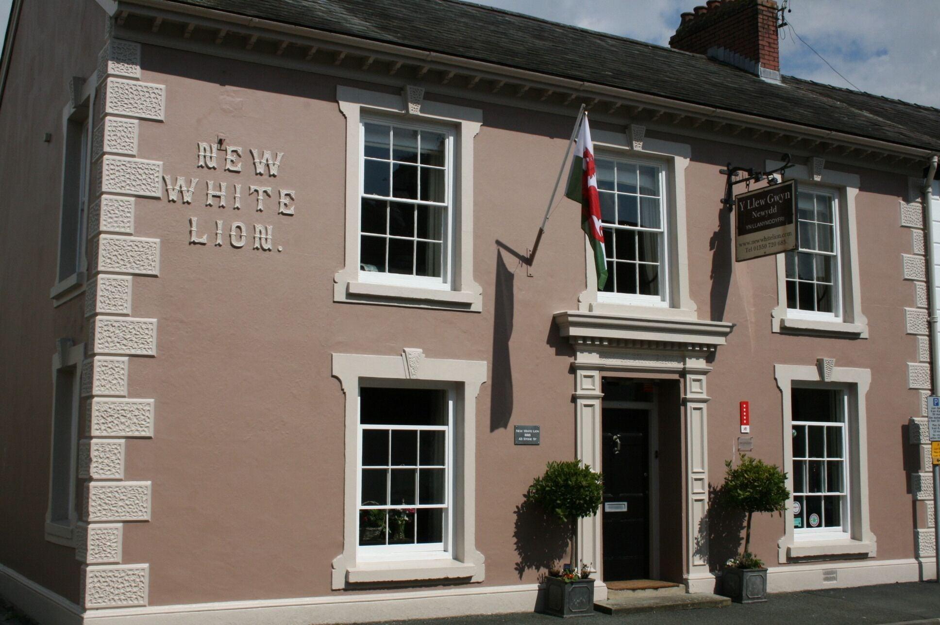 Vista Exterior The New White Lion