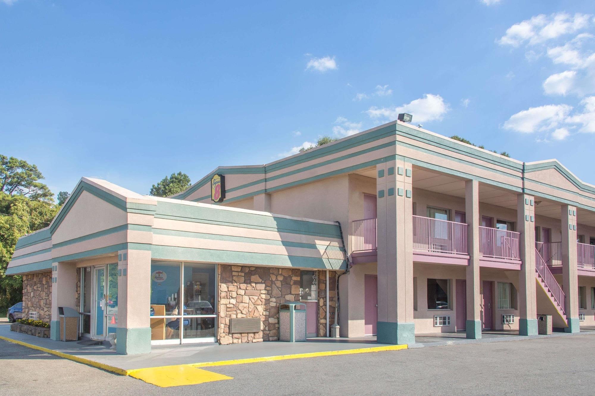 Vista Exterior Super 8 by Wyndham Durham/University Area NC
