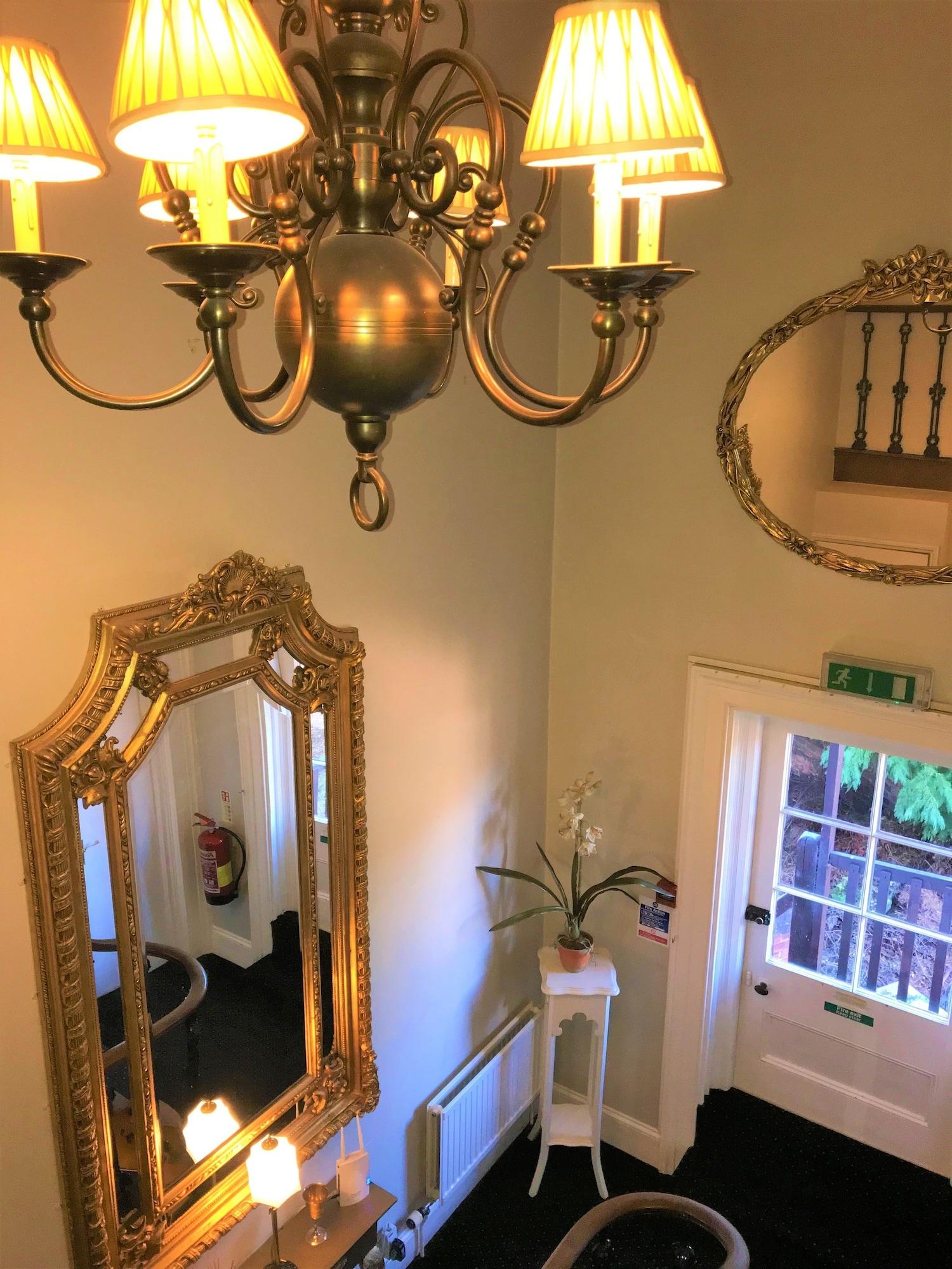 Varios Aylestone Court Hotel