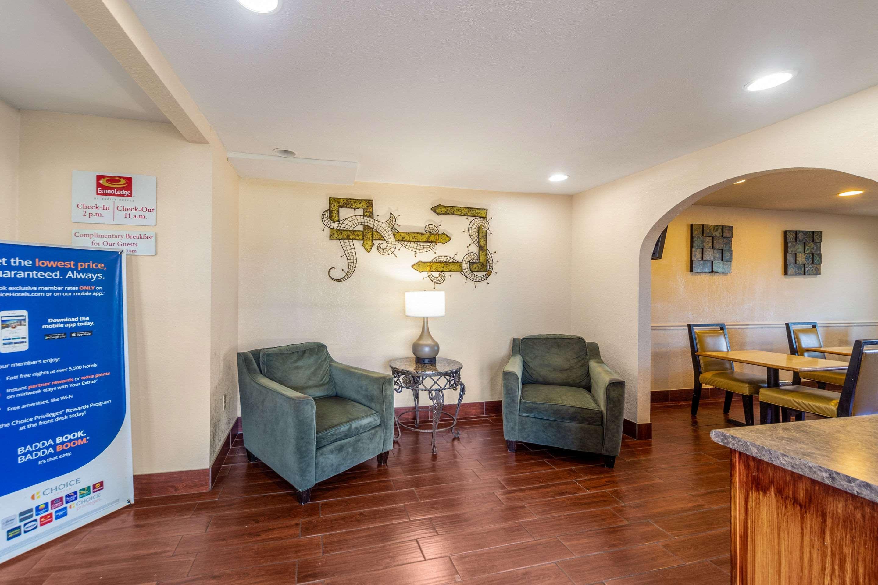 Vista Lobby Econo Lodge Meridian
