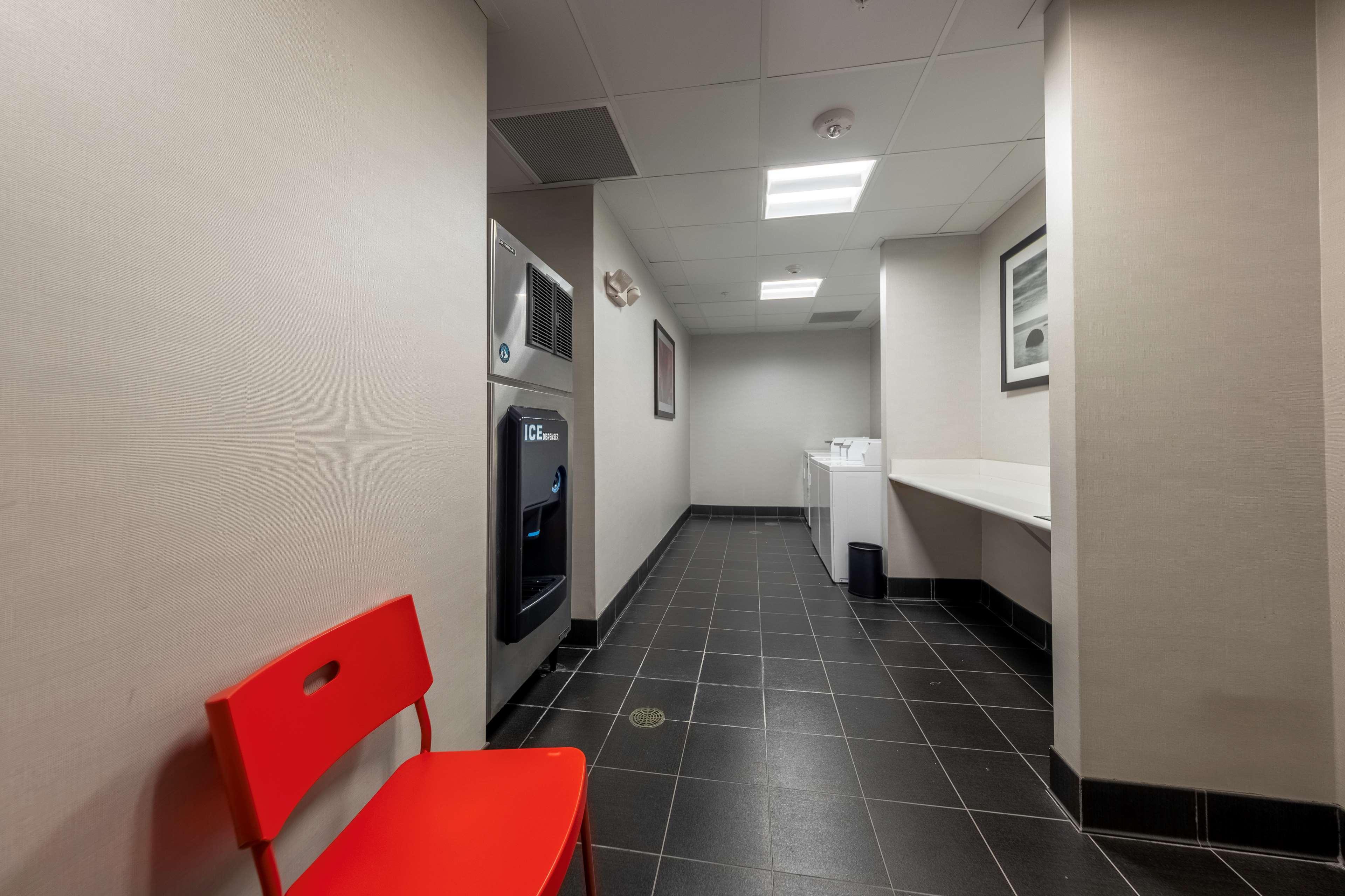 Vista Exterior Hampton Inn & Suites DuPont