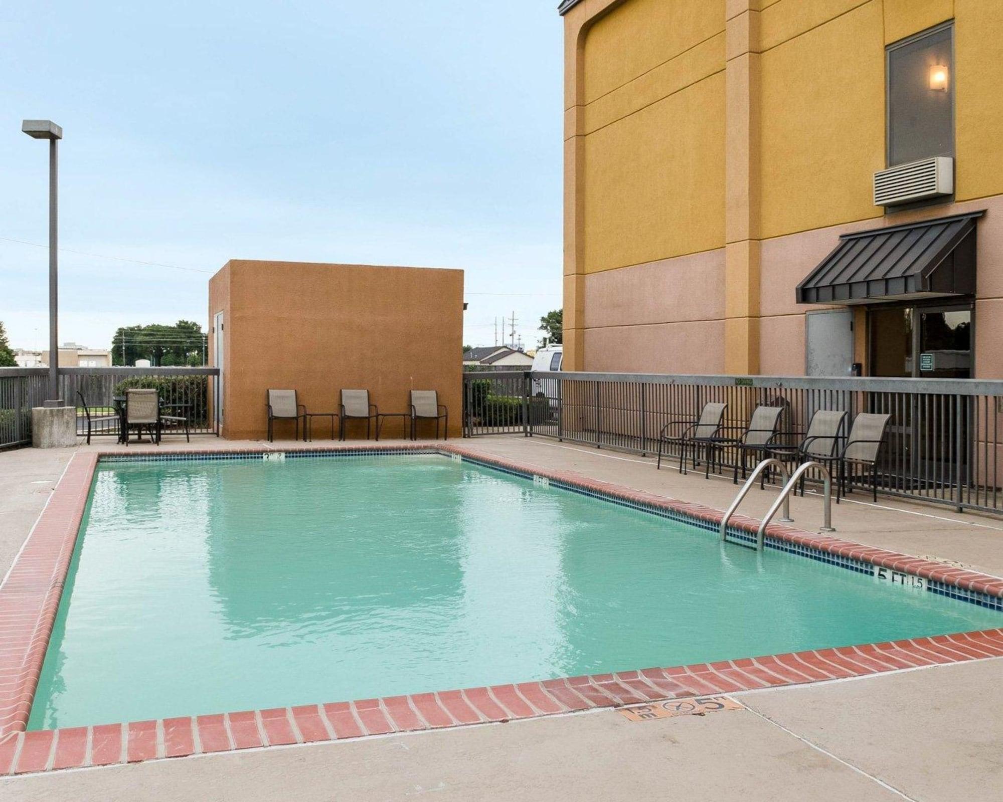Vista Piscina Quality Inn