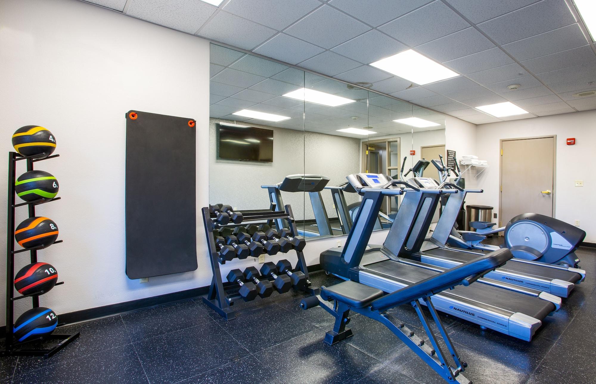Gimnasio Country Inn & Suites by Radisson, Tucson City Center, AZ