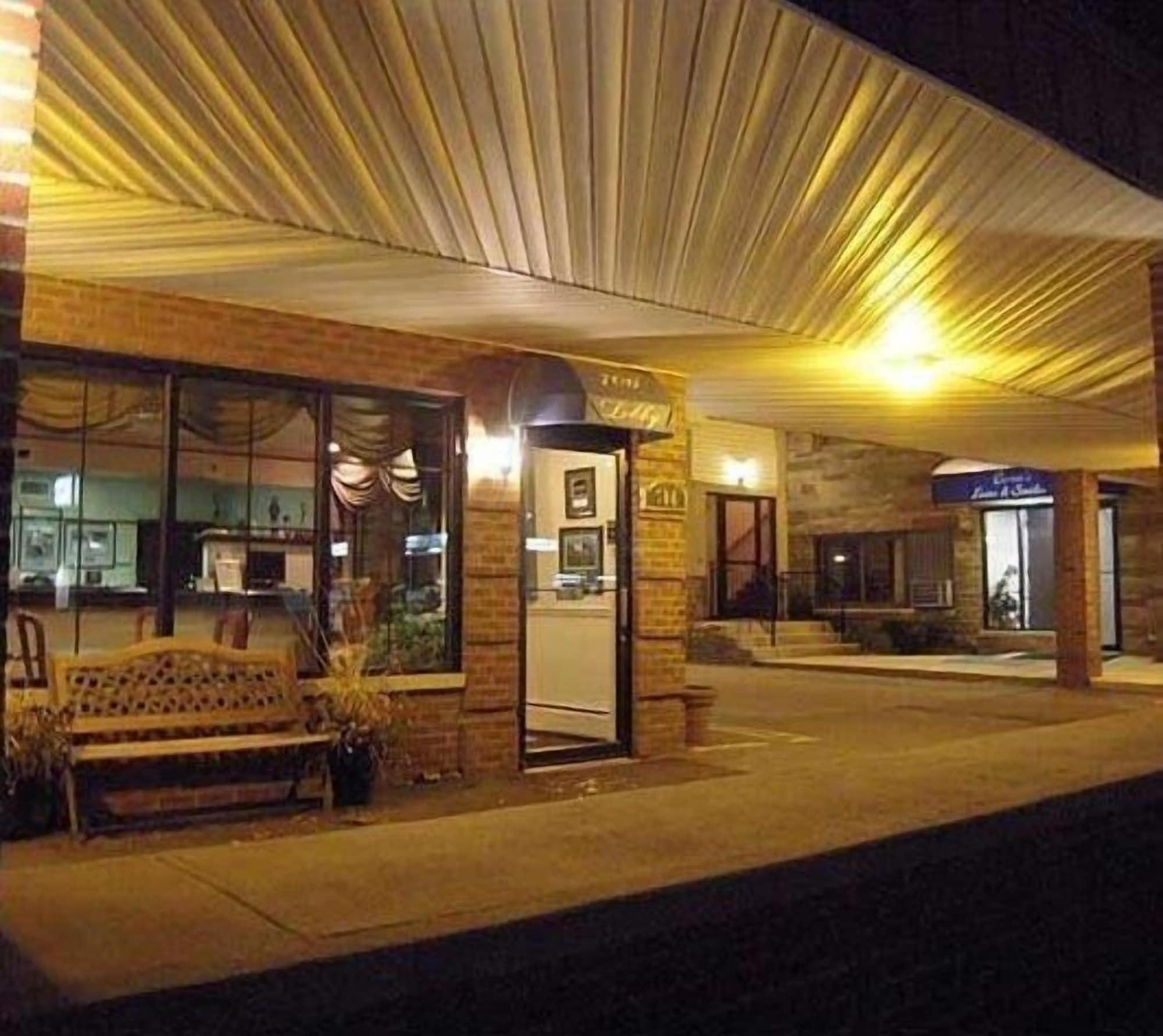 Vista Exterior Colonie inn and Suites