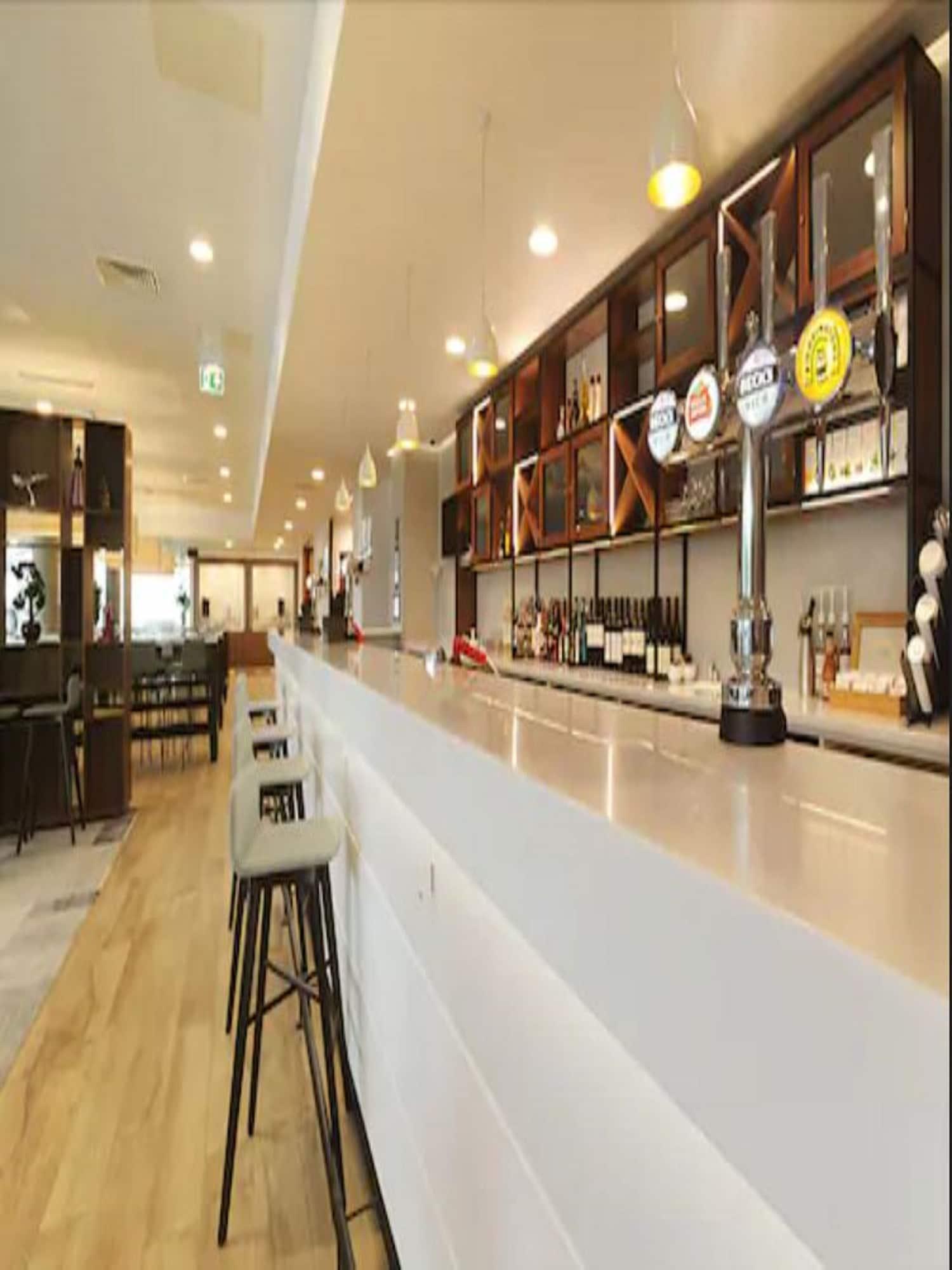 Bar/Salón Hampton by Hilton London Stansted Airport