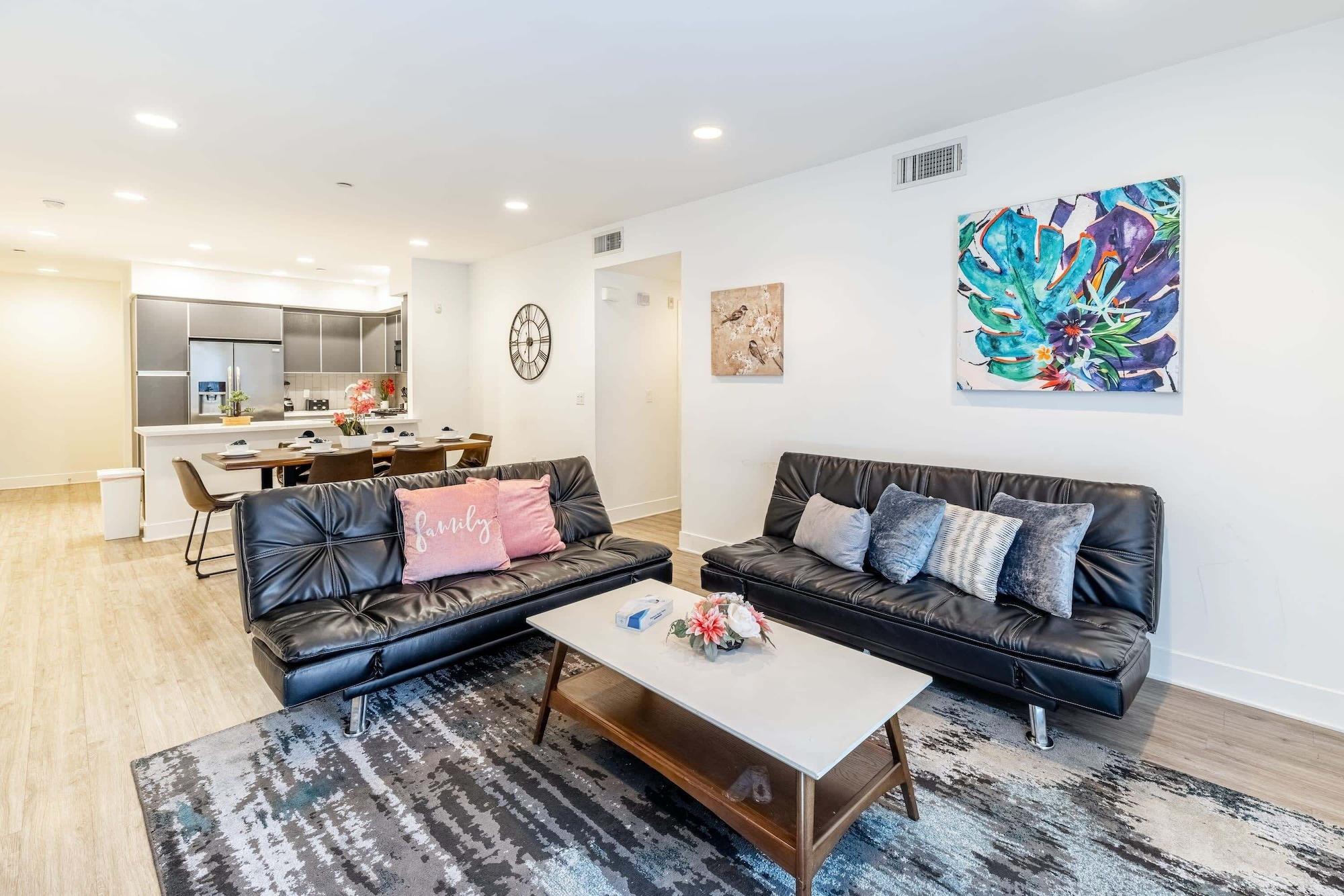 Comodidades del Alojamiento 3br/3ba Fully Furnished Apartment In Hollywood 3 Bedroom Apts by RedAwning