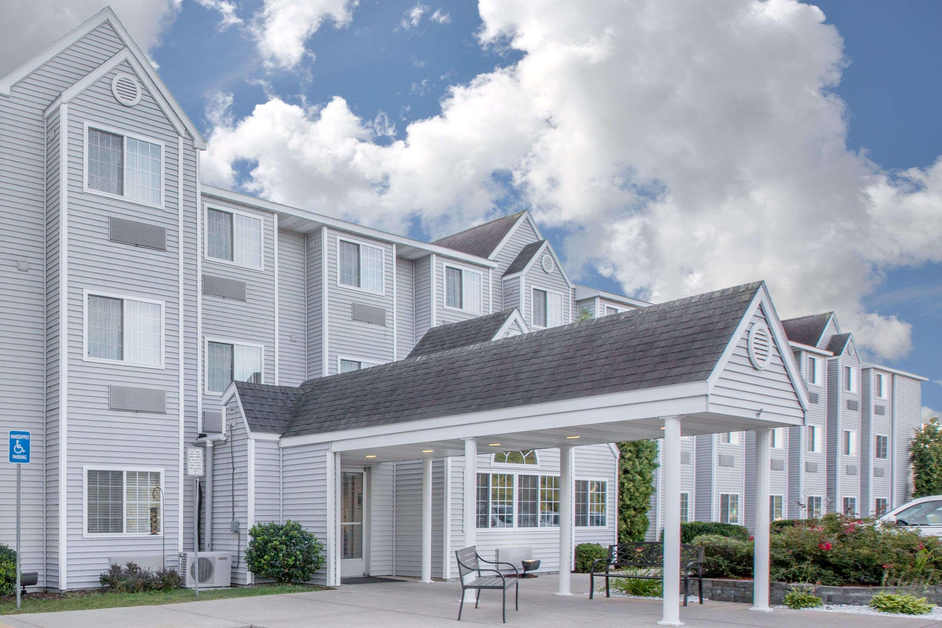 Vista Exterior Microtel Inn & Suites by Wyndham Manistee
