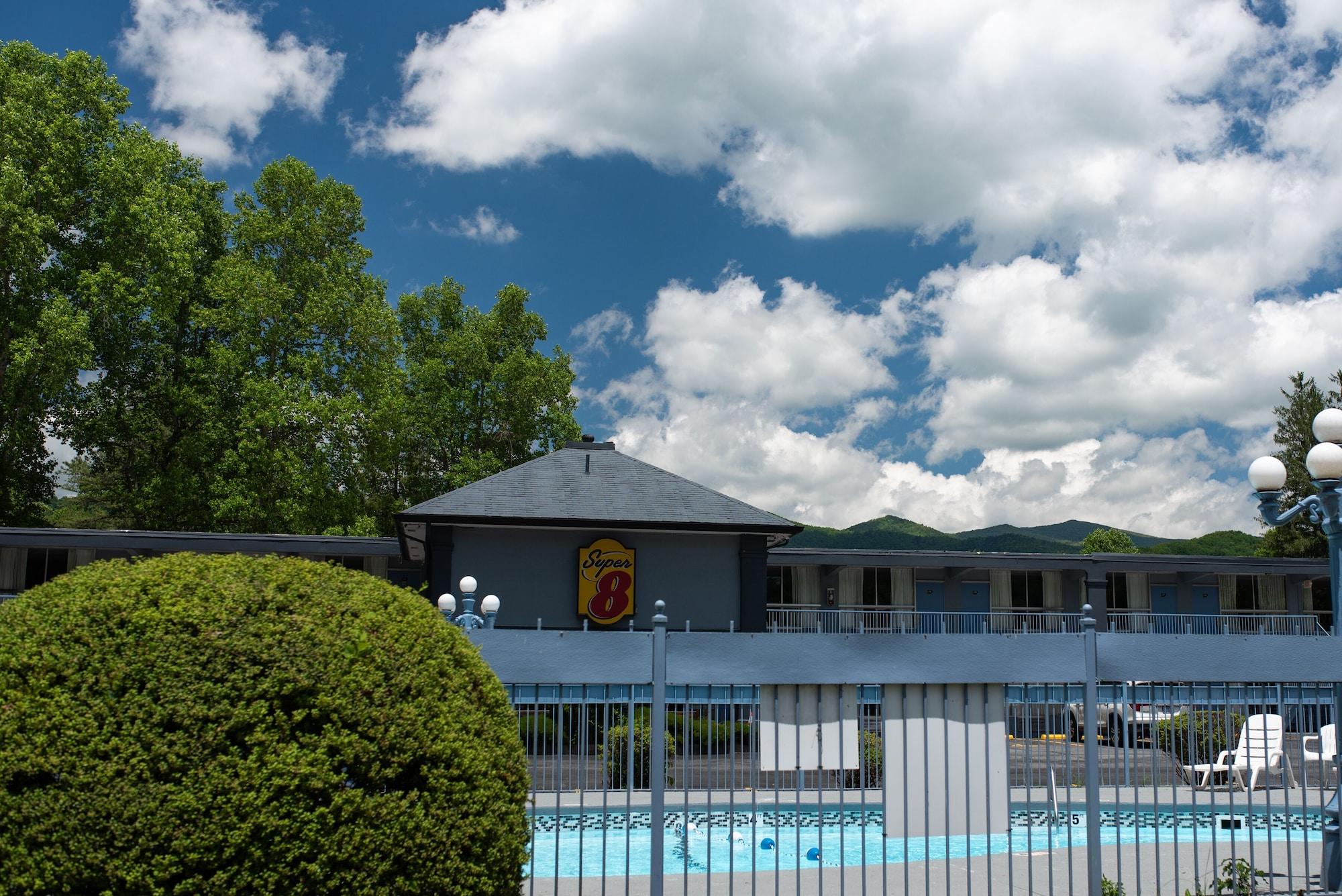 Vista Exterior Super 8 by Wyndham Black Mountain