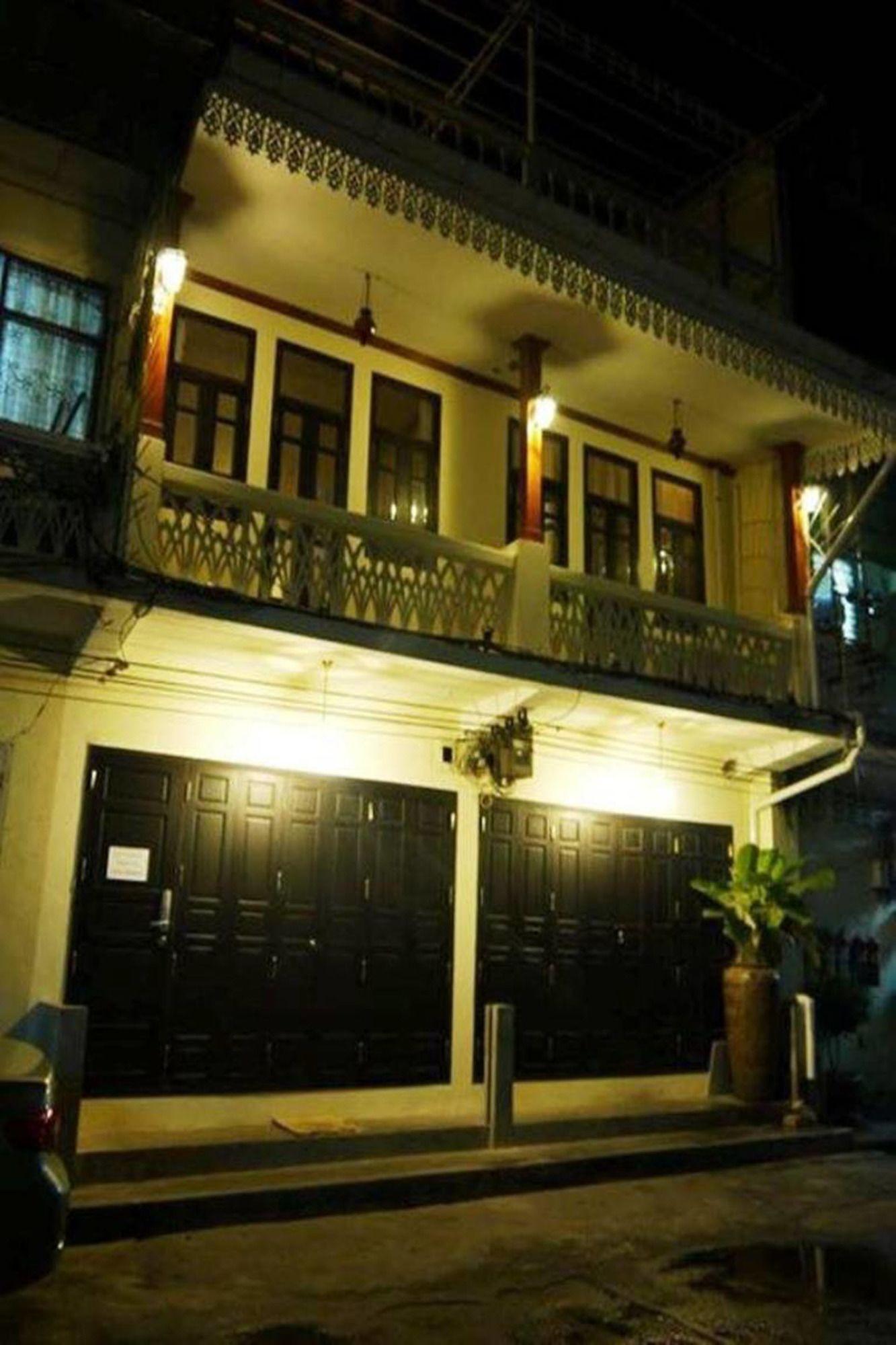 Varios The Royal ThaTien Village