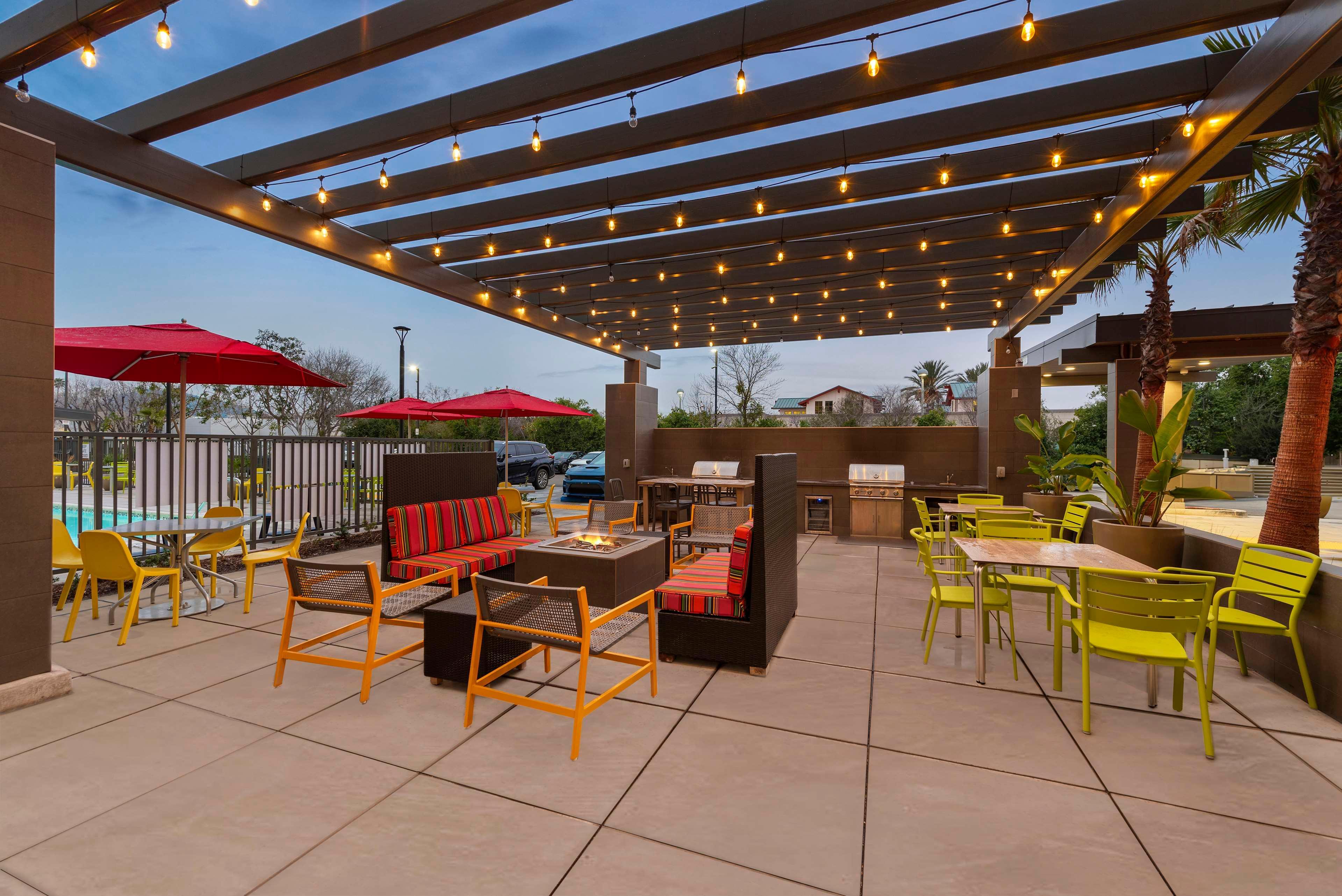 Vista Exterior Home2 Suites By Hilton San Bernardino