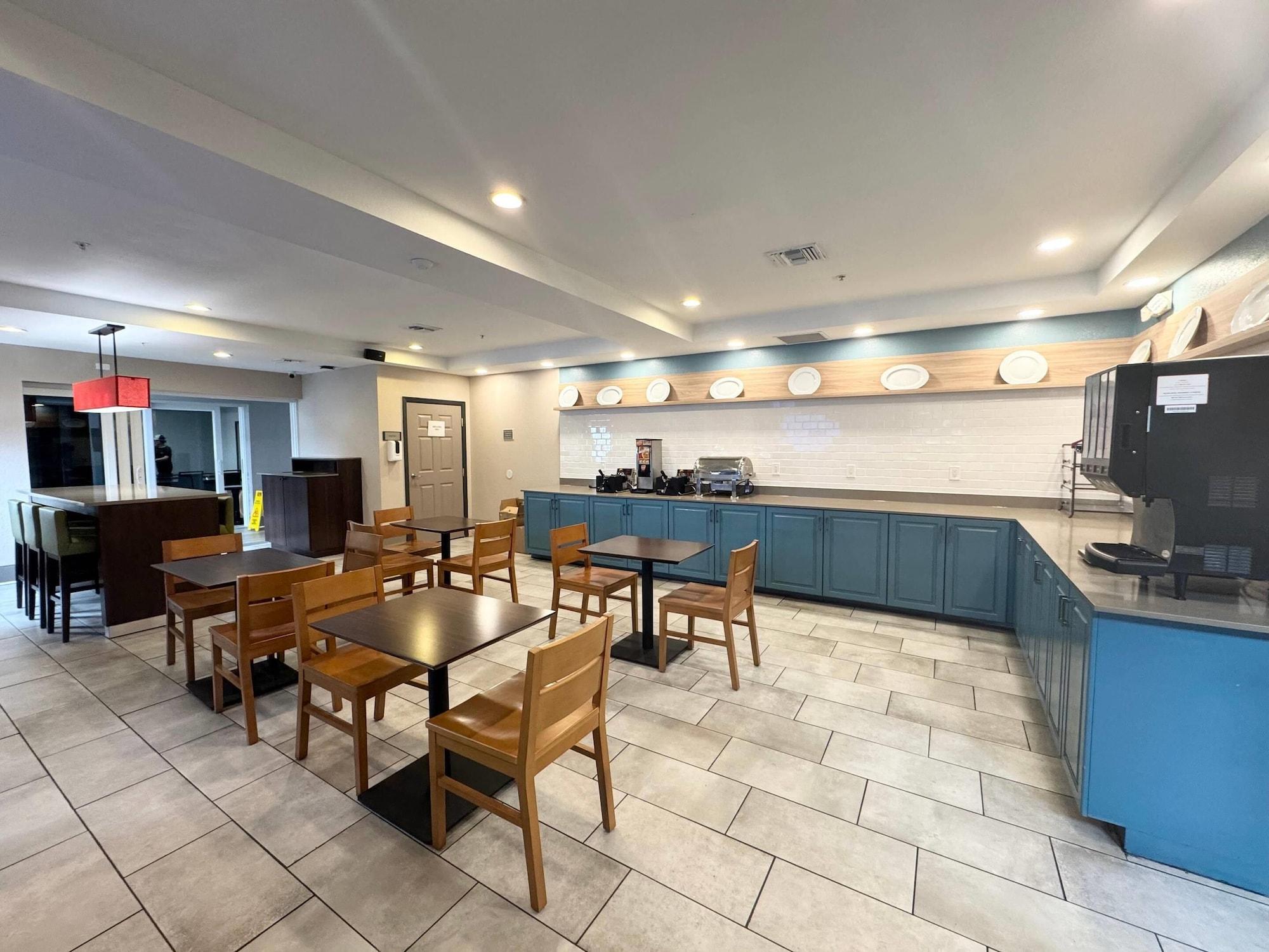 Restaurant Country Inn & Suites by Radisson, Port Charlotte, FL