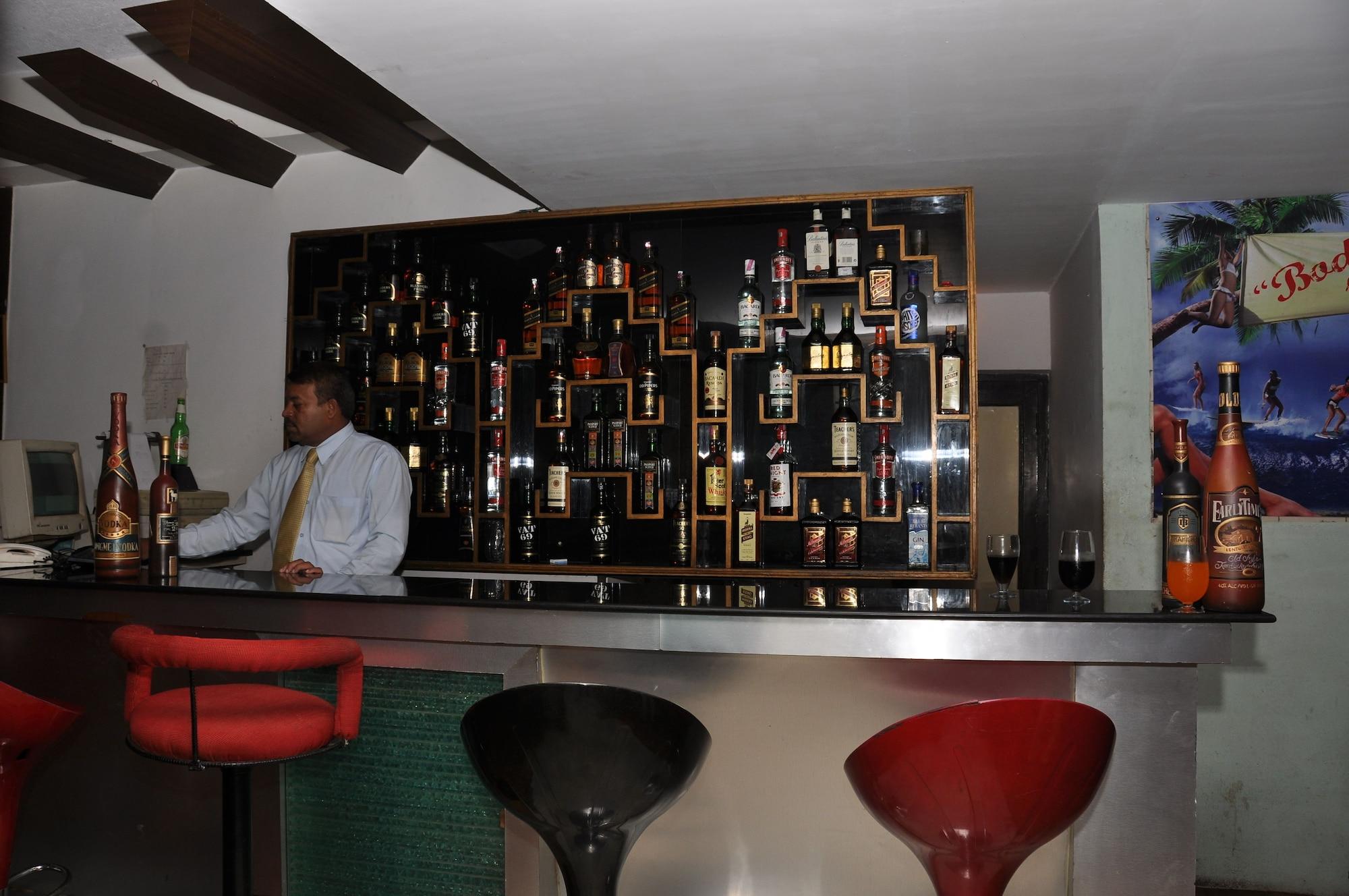 Bar/Salón Hotel Rishi Regency