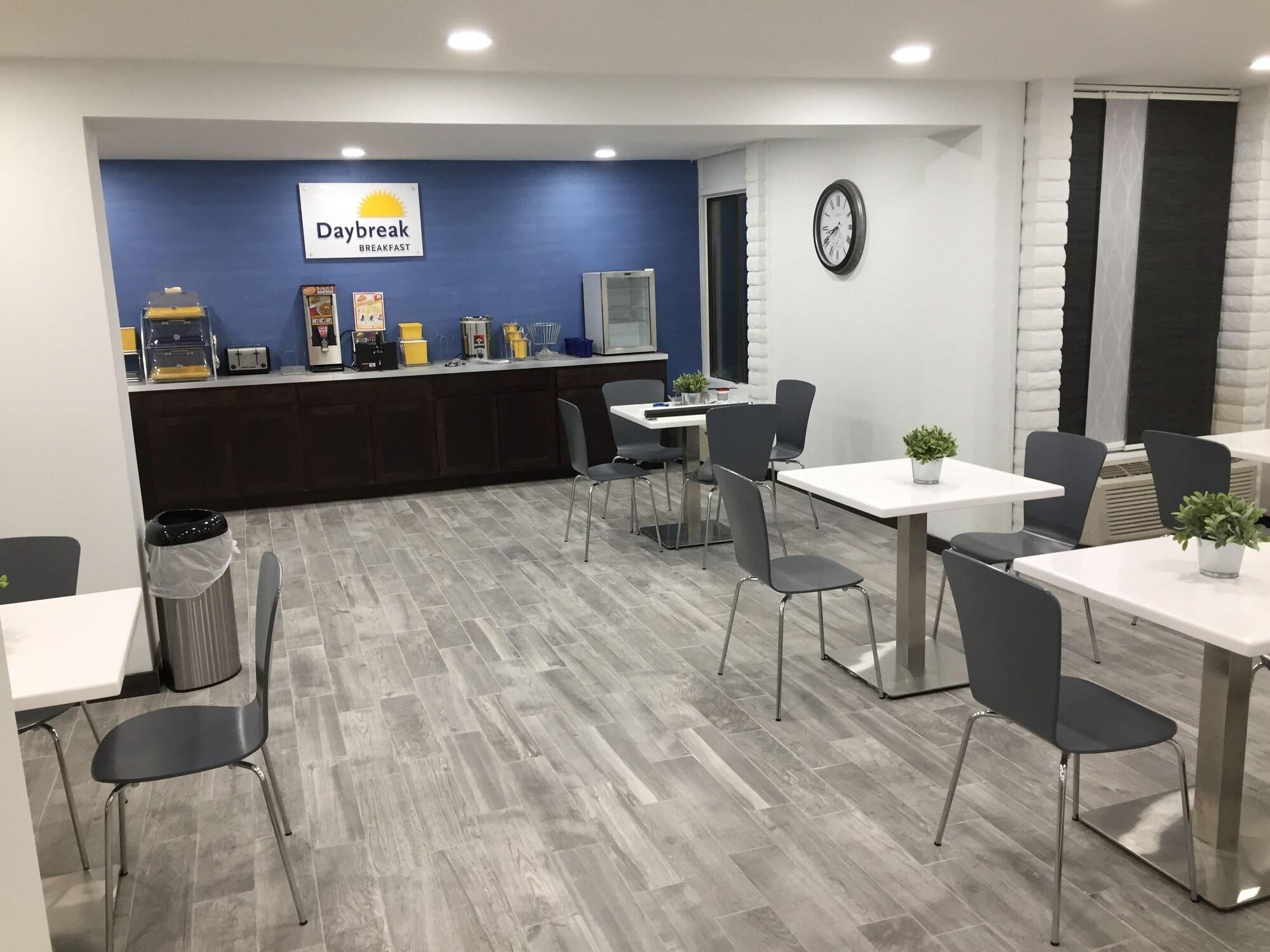 Restaurant Days Inn & Suites by Wyndham Cincinnati North