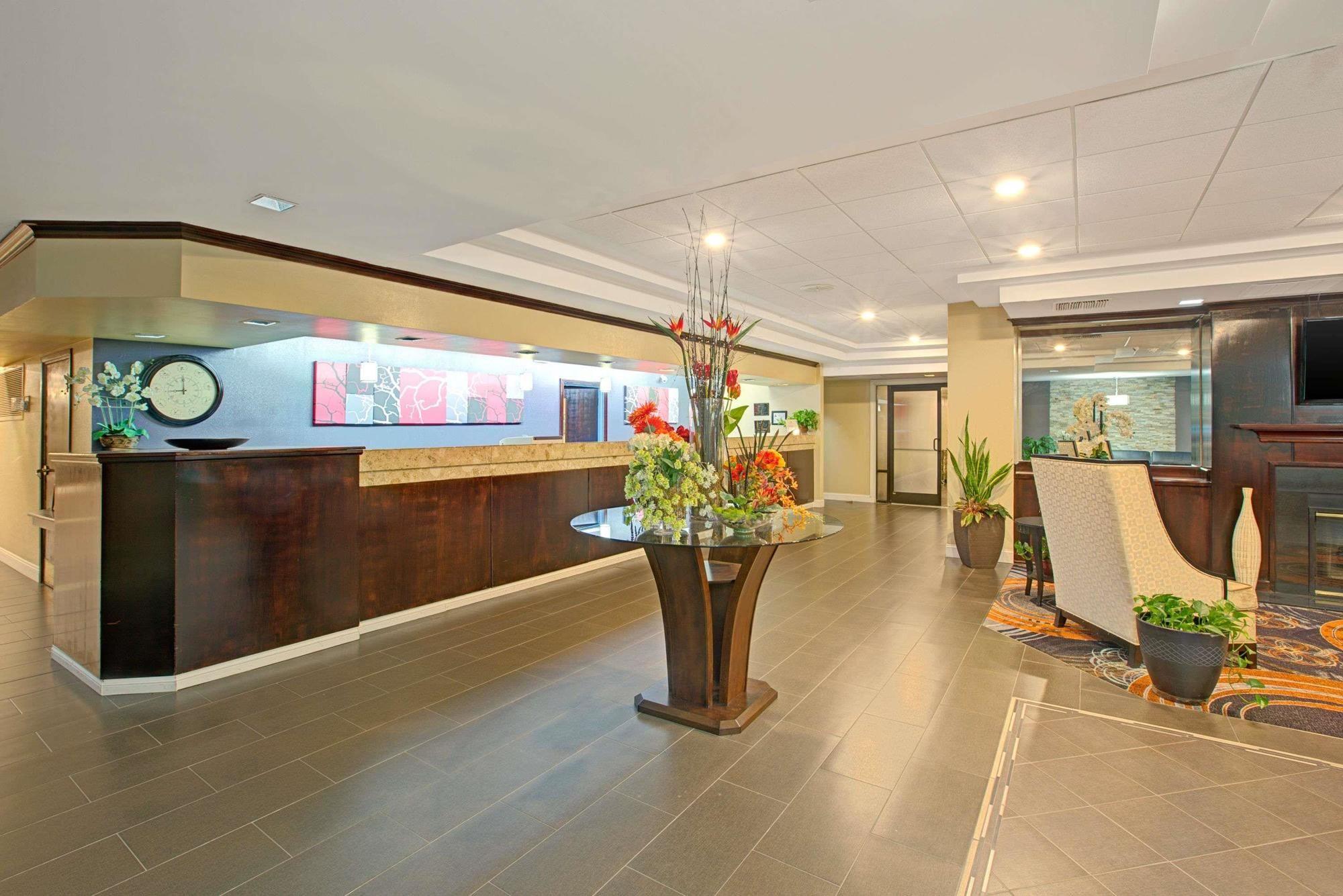 Vista Lobby Ramada Plaza by Wyndham Charlotte/South End Airport