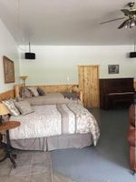 Alquiler Vacacional - A big red barn on the river