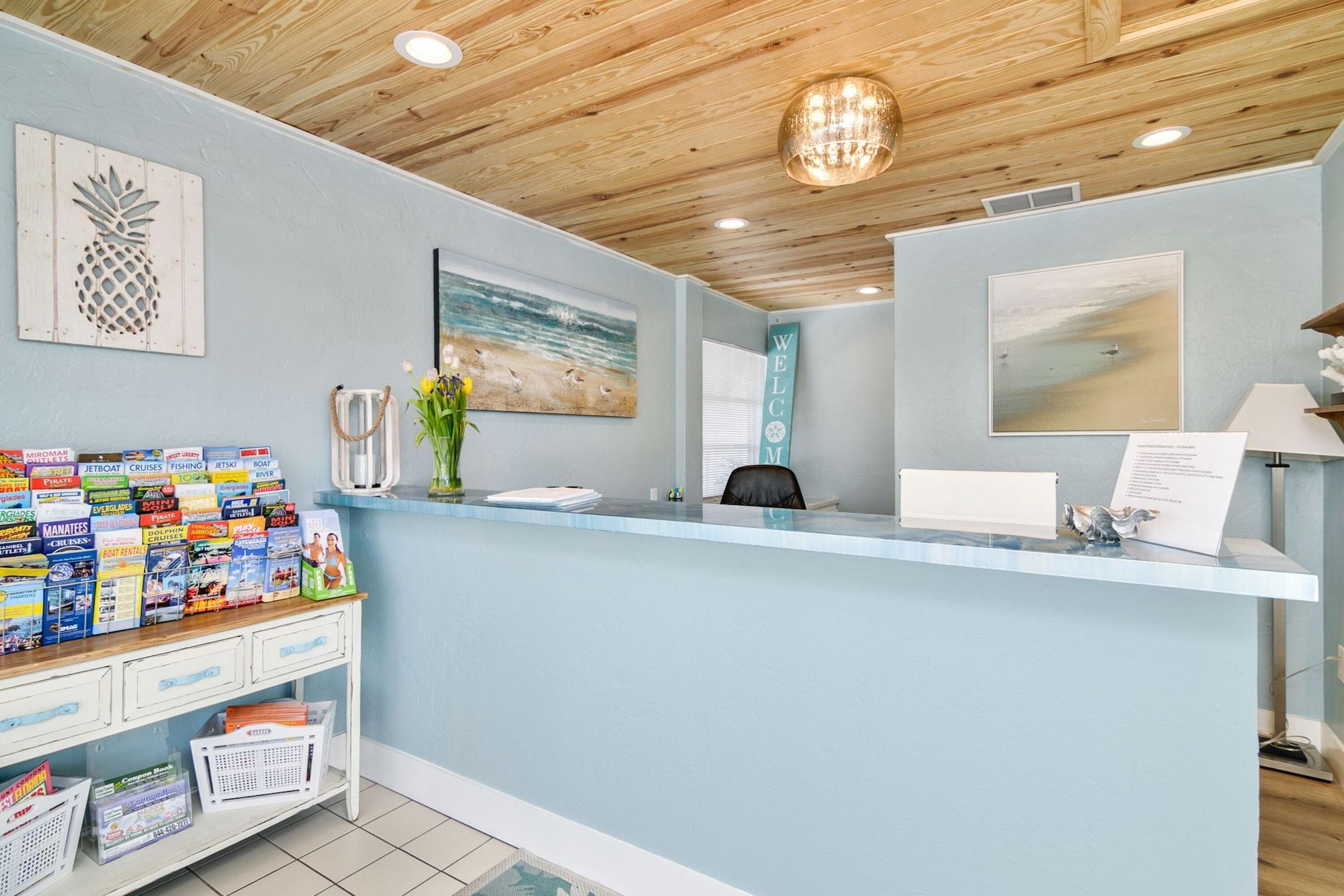 Vista Lobby Latitude 26 Waterfront Boutique Resort - Fort Myers Beach