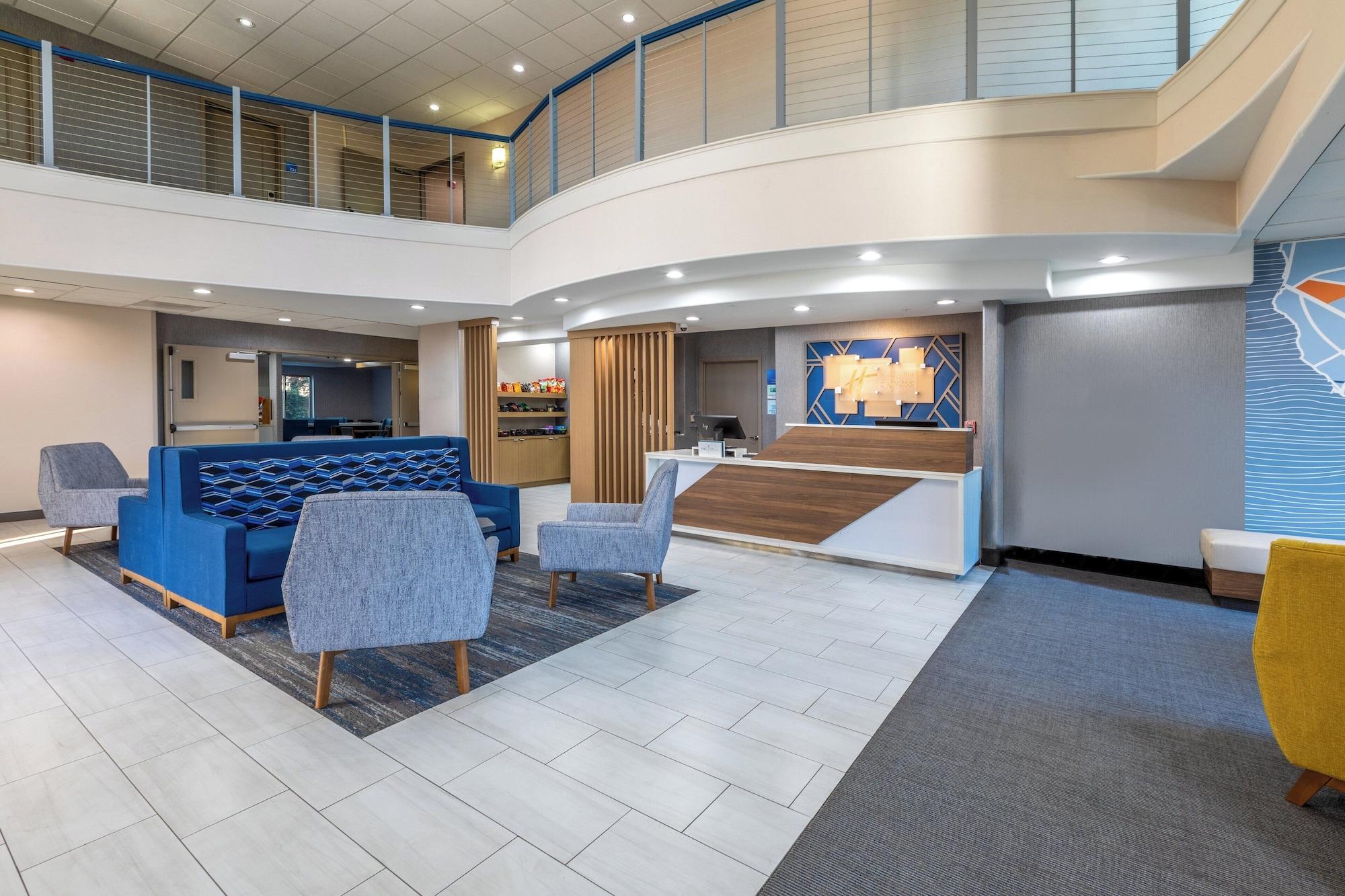 Vista Lobby Holiday Inn Express & Suites Lathrop by IHG