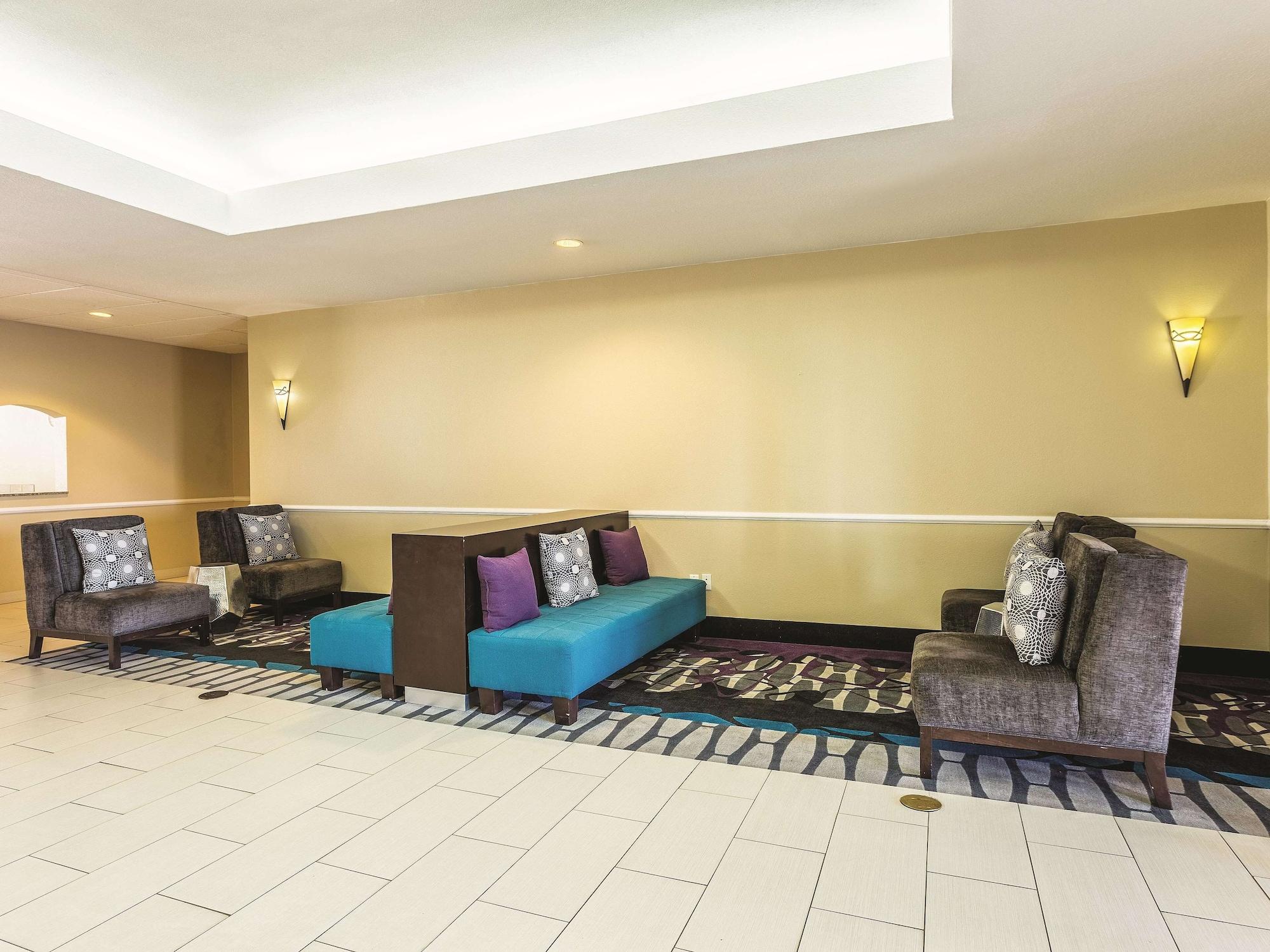 Vista Lobby La Quinta Inn & Suites by Wyndham Deming