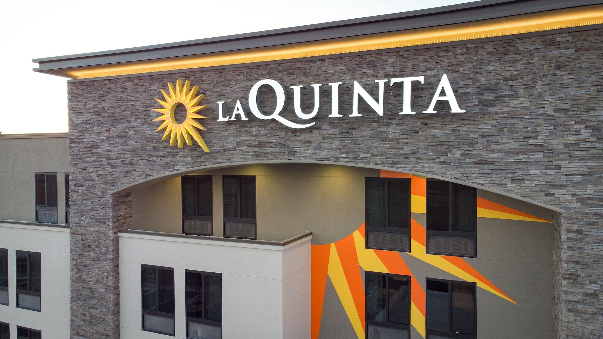 Vista Exterior La Quinta Inn And Suites By Wyndham Lincoln