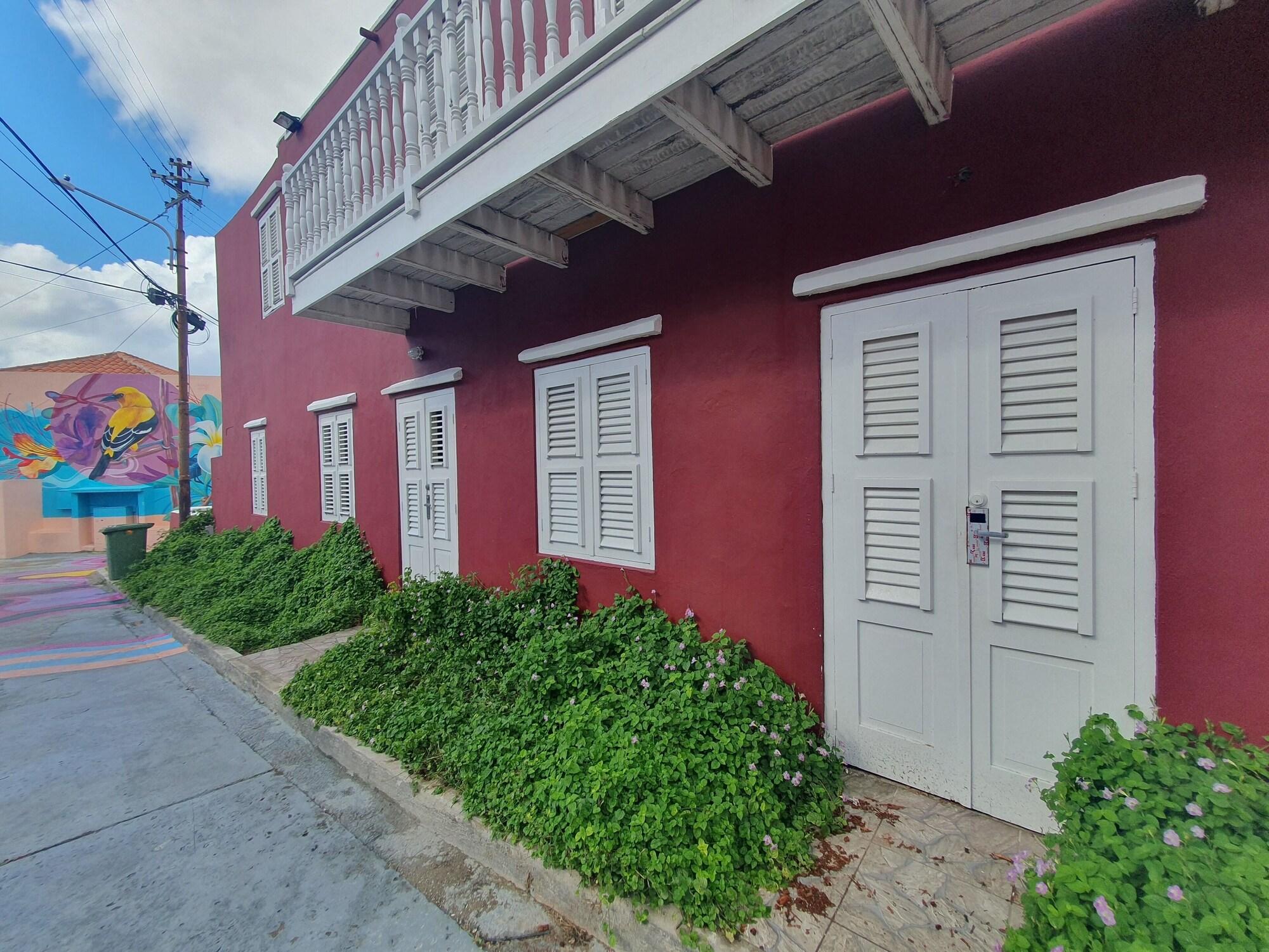 Vista Exterior Catherine Suites