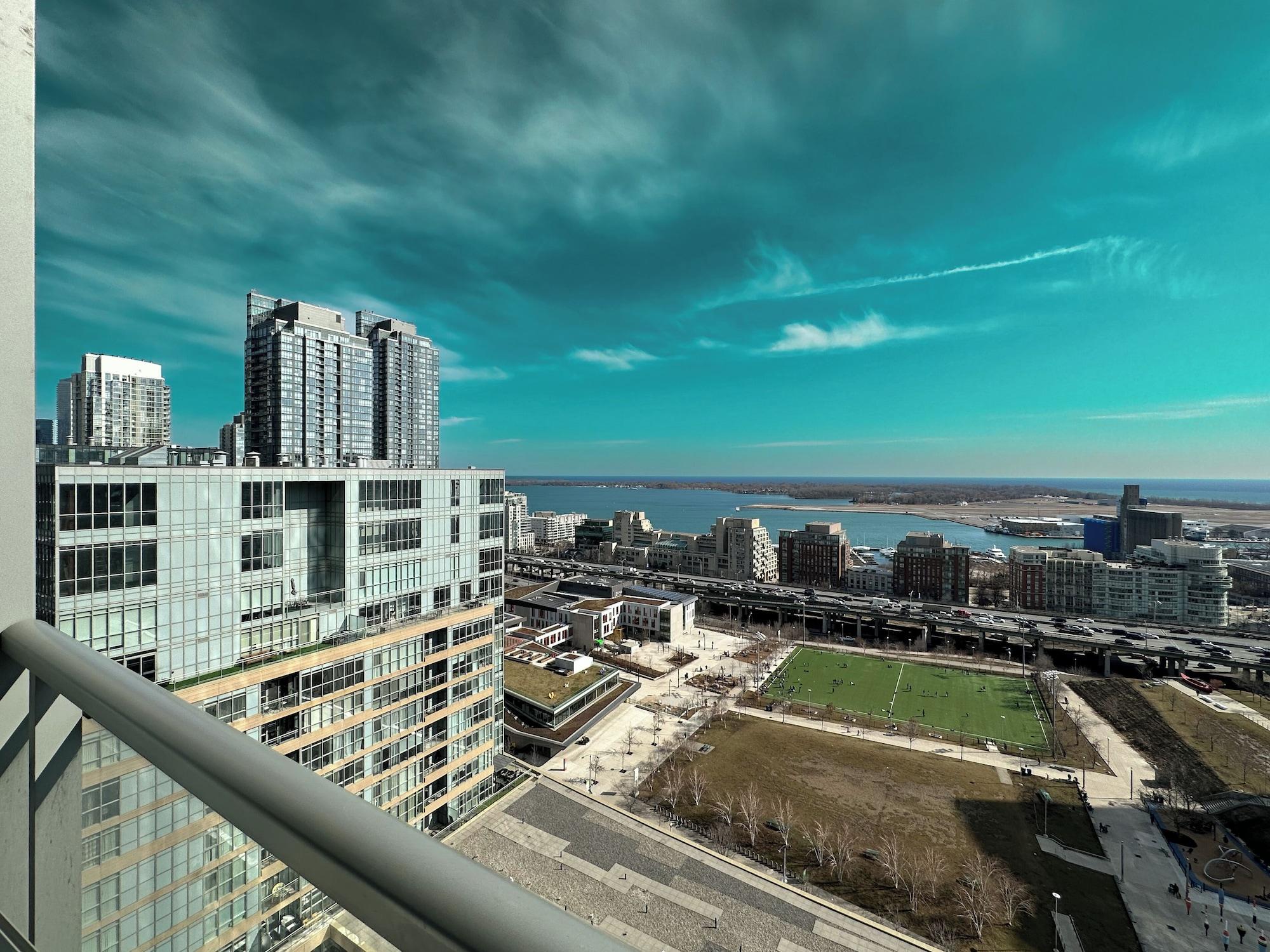 Varios Lux Lakeview Suite CNTower Free Parking