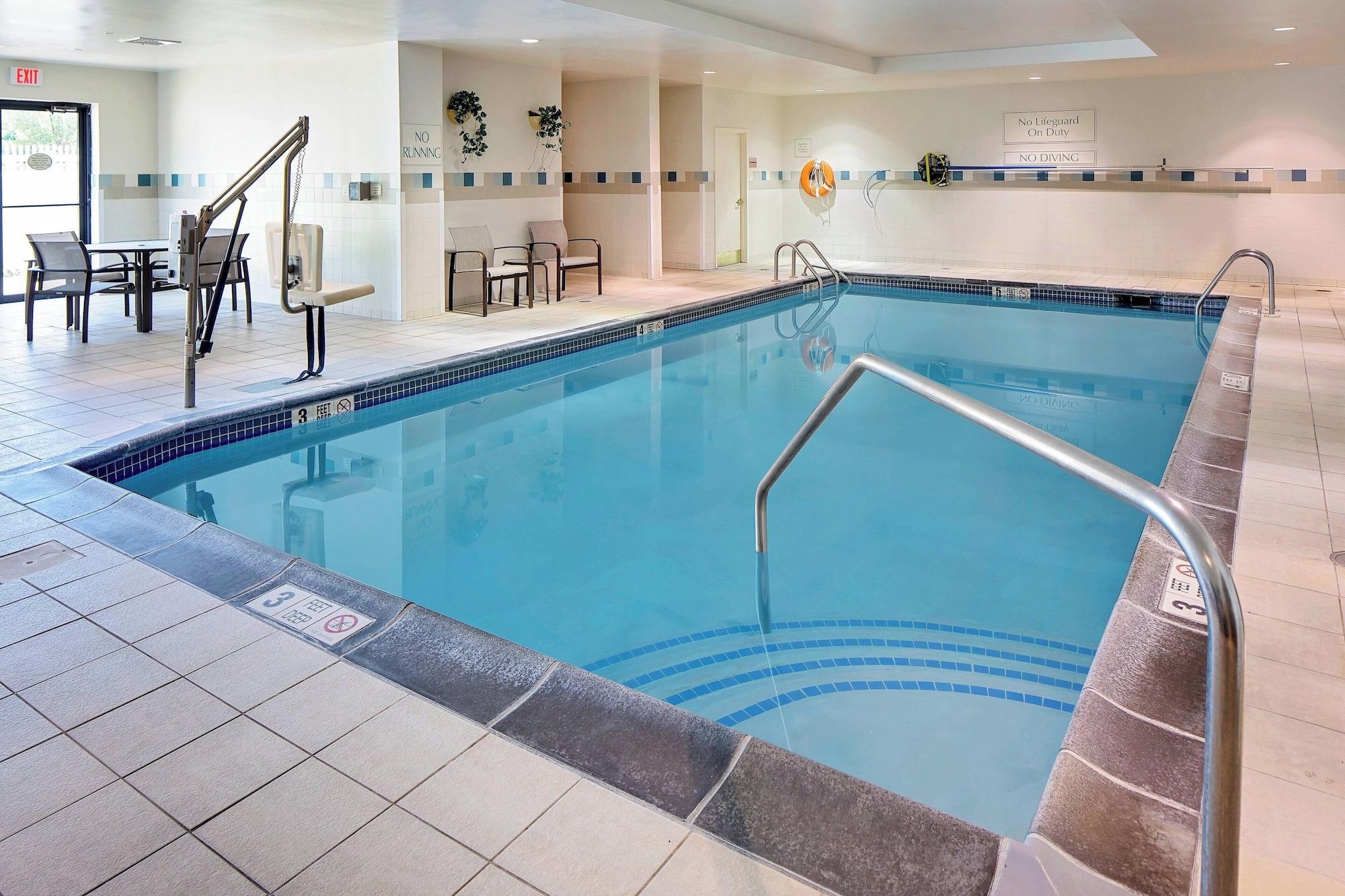 Vista Piscina Courtyard by Marriott Long Island MacArthur Airport