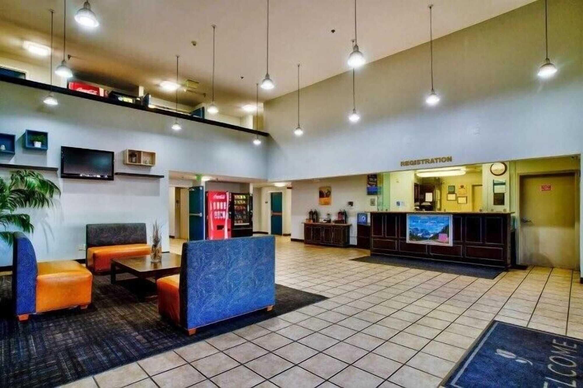 Vista Lobby Studio 6 Suites Hesperia, CA – West Main Street – I-15