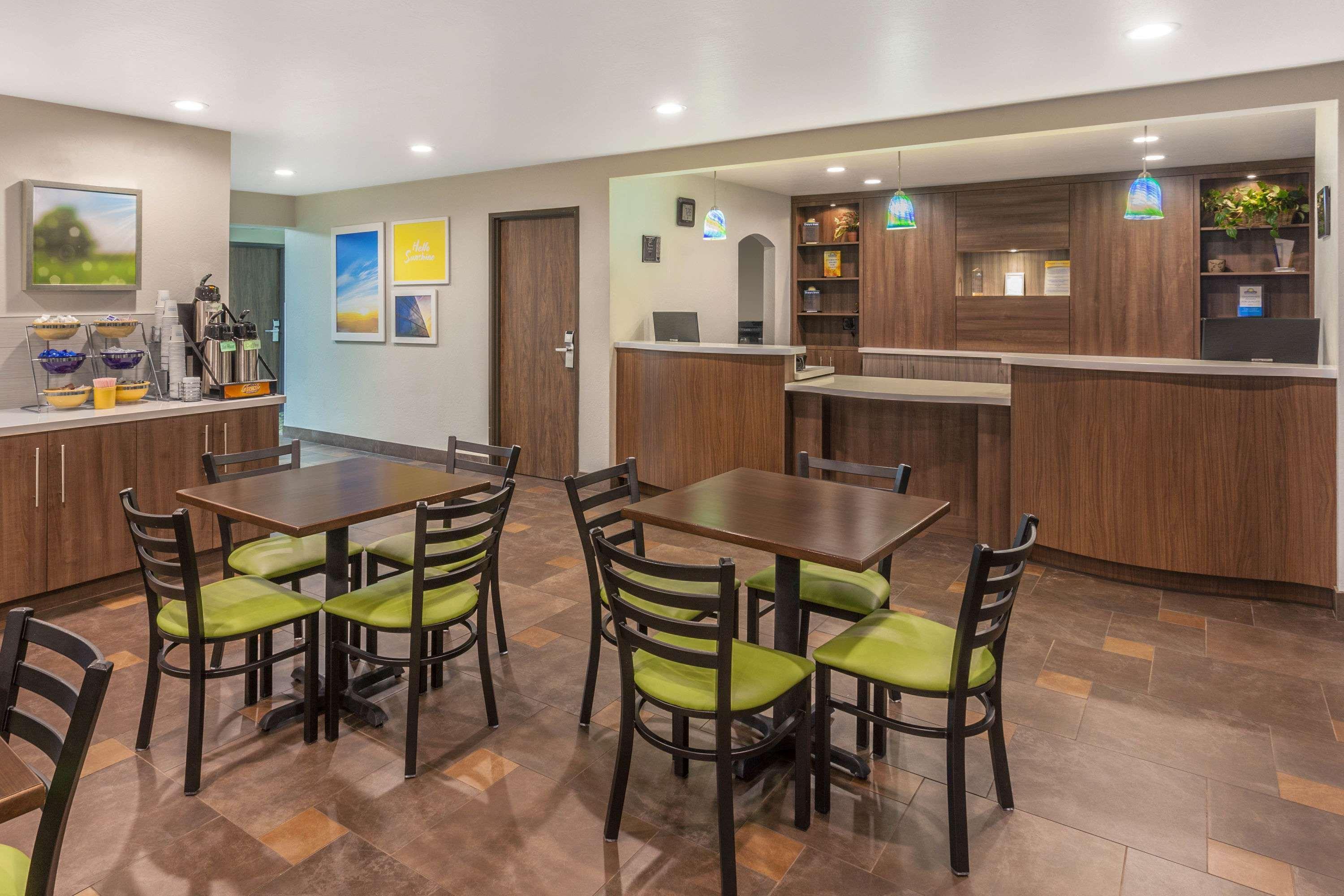 Vista Lobby Days Inn & Suites by Wyndham East Flagstaff