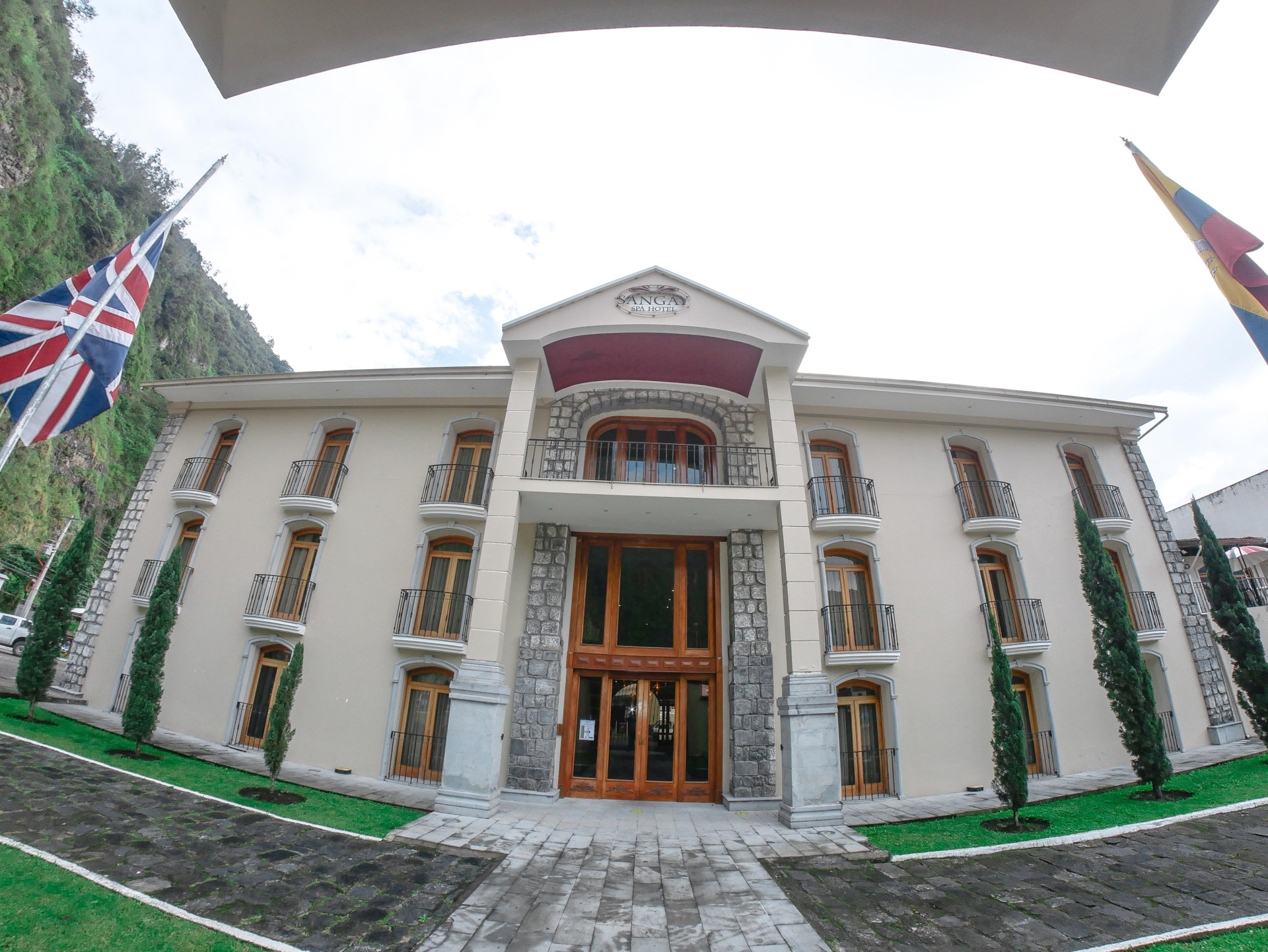 Vista Exterior Sangay Spa Hotel