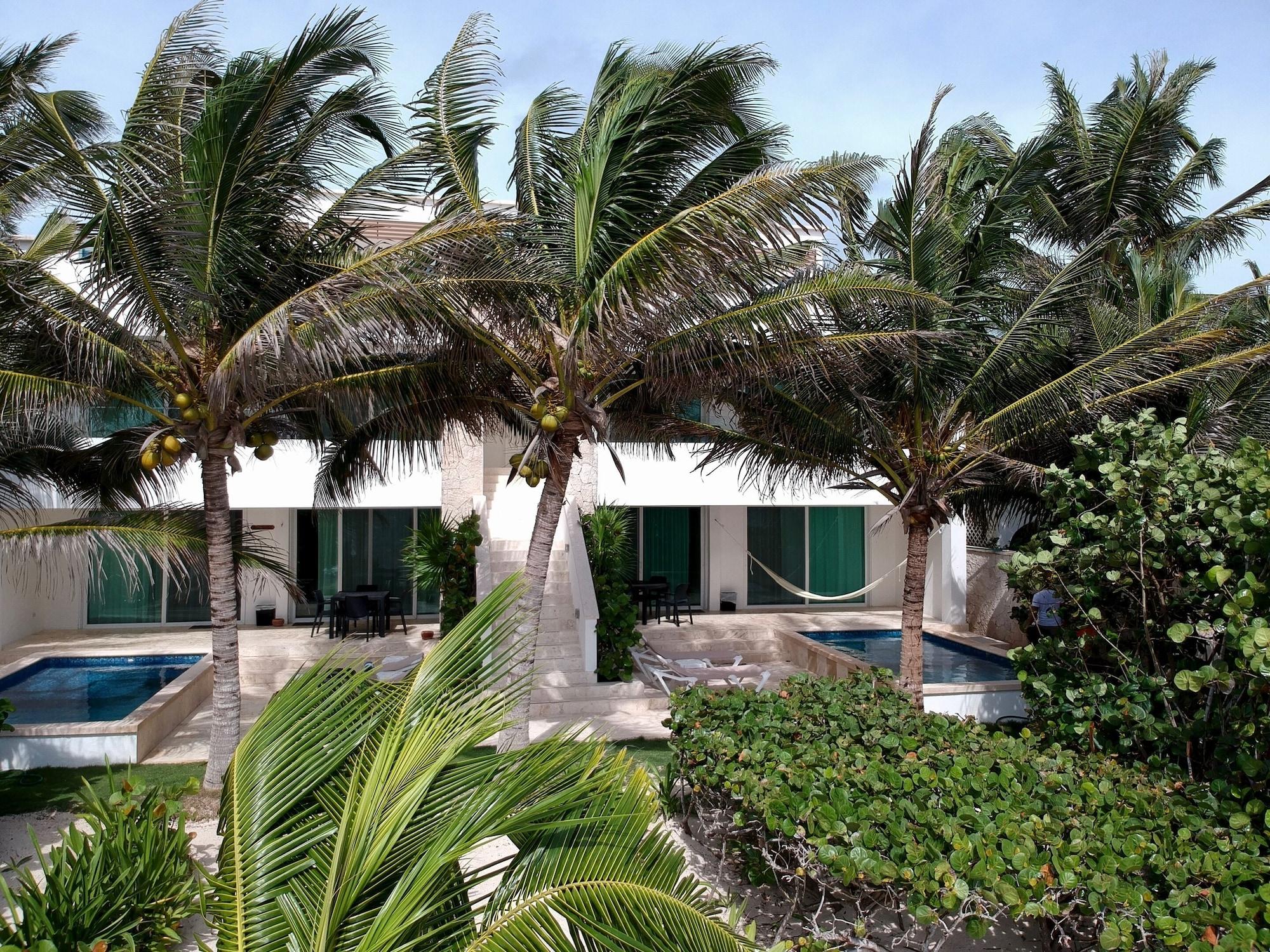 Vista Exterior Casa Coral - Luxury Condos