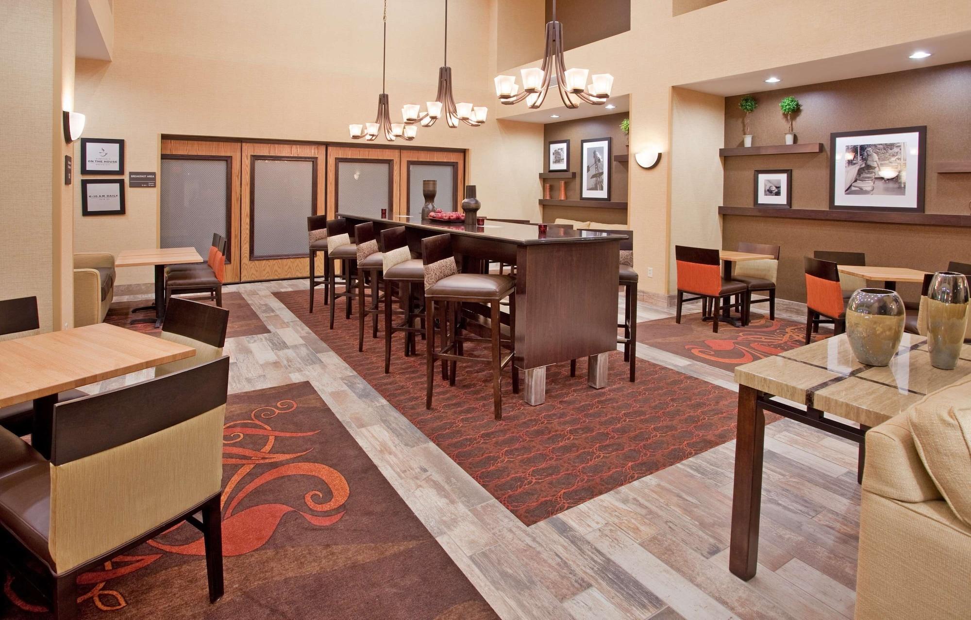 Vista Lobby Hampton Inn & Suites Dickinson