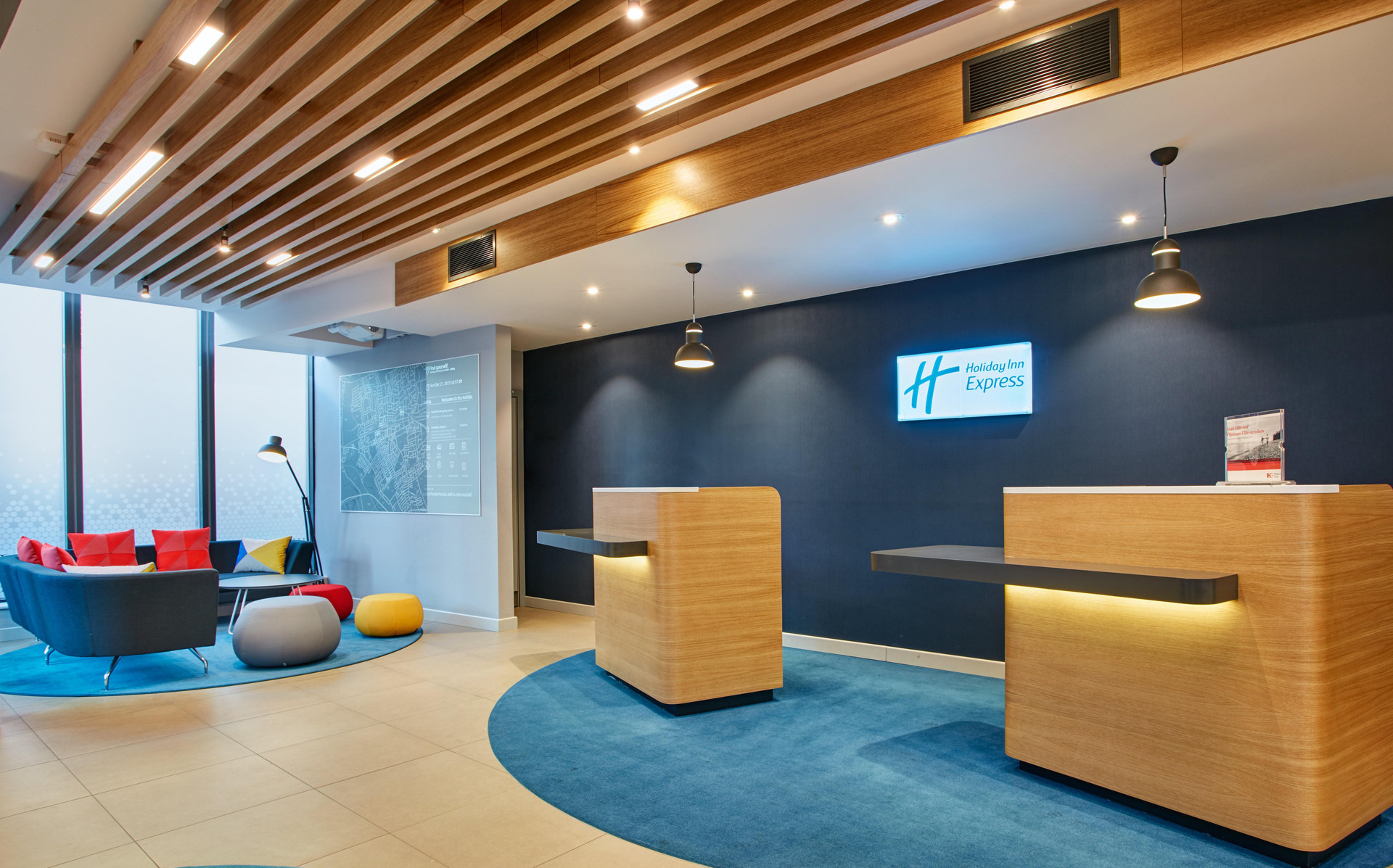 Vista Lobby Holiday Inn Express London - Ealing, an IHG Hotel