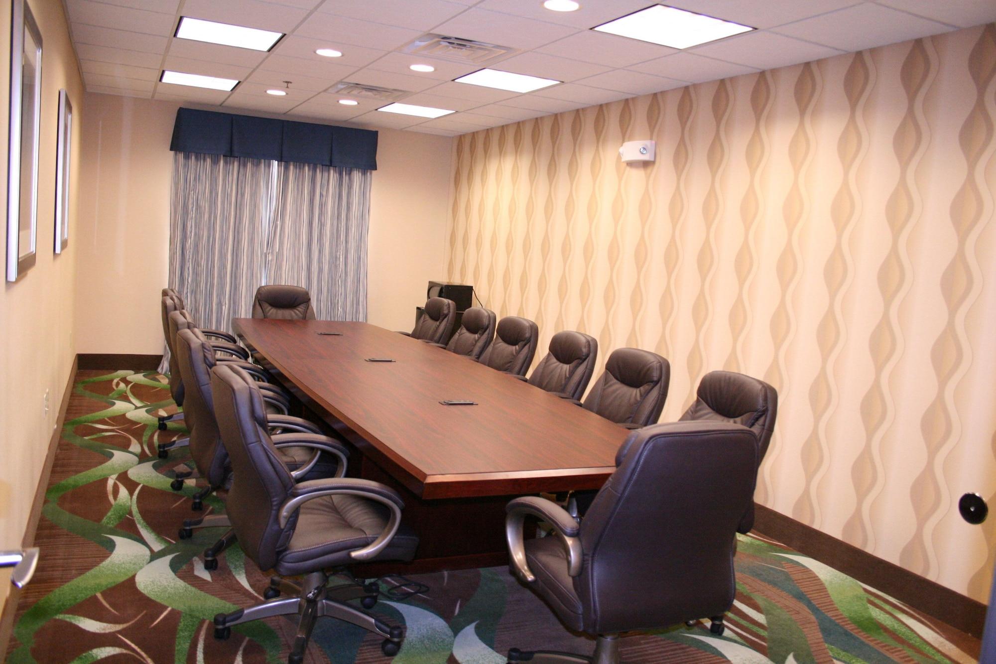 Sala de Reuniones Holiday Inn Express Hotel & Suites Pratt by IHG