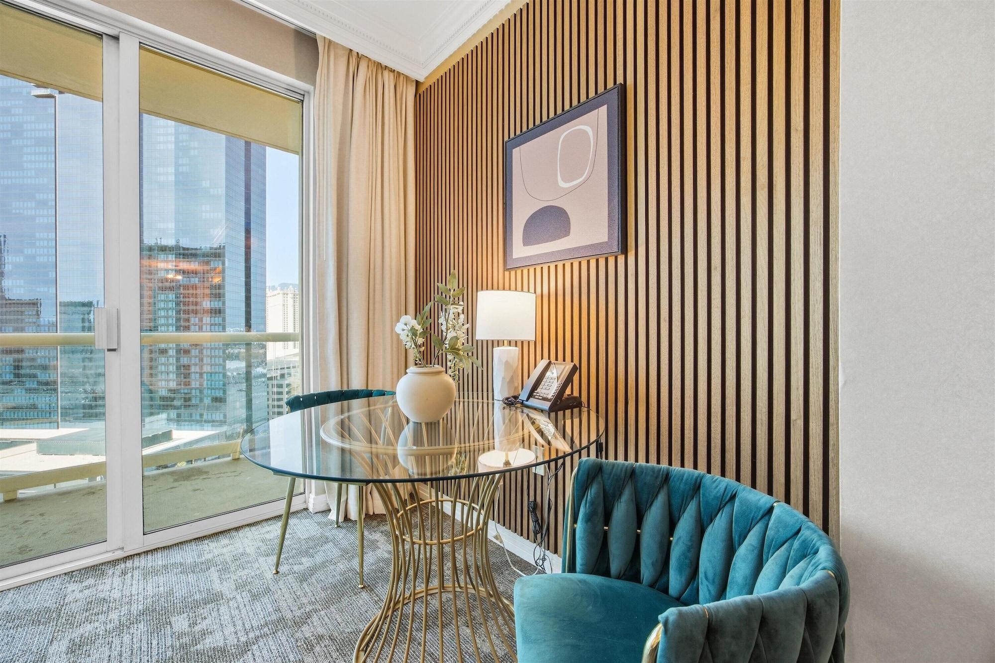 Restaurant Premium Suite w/balcony at The Signature