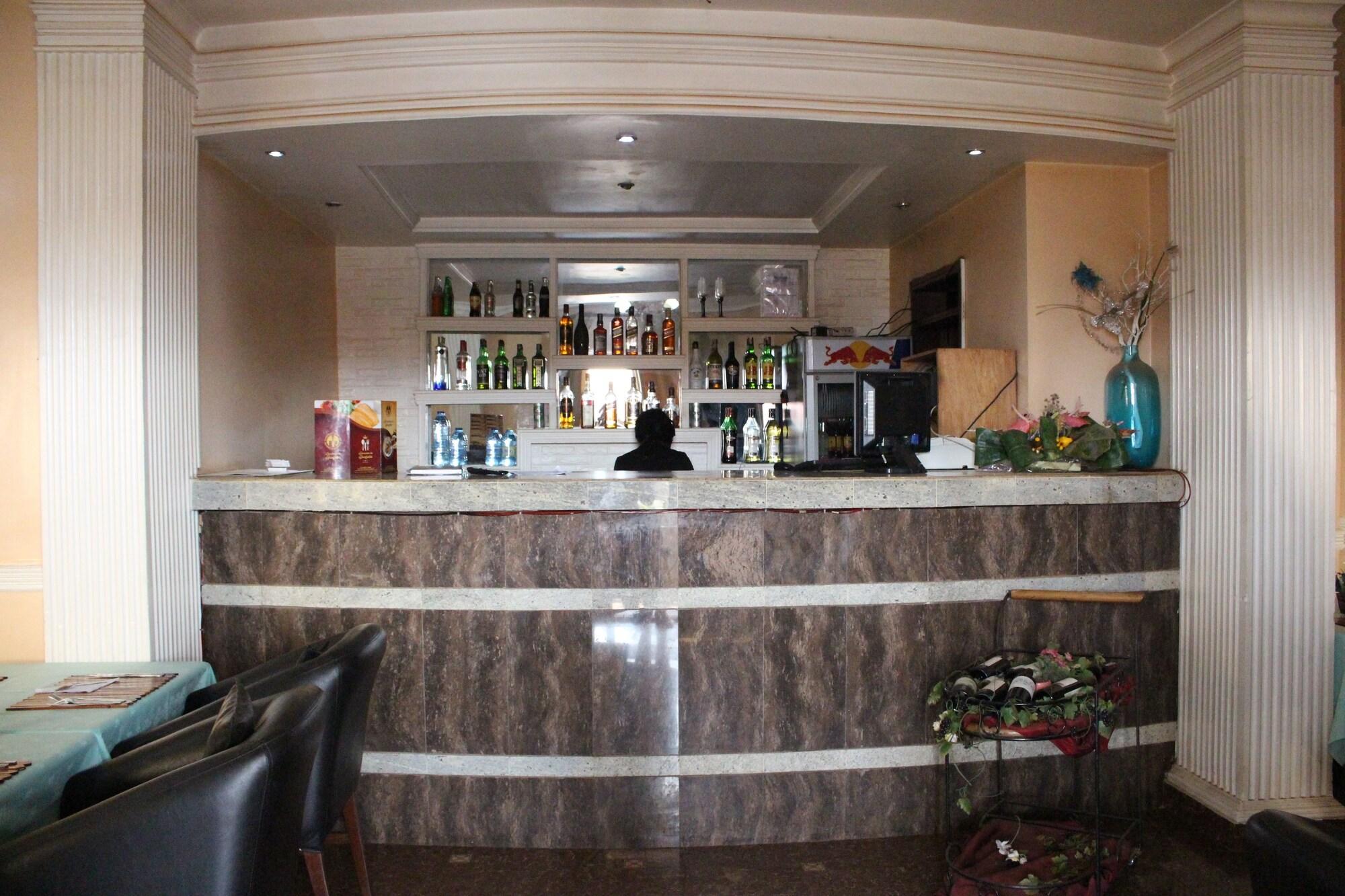 Bar/Salón Hotel Mbouoh Star Palace