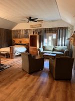 Alquiler Vacacional - Steam Donkey Cedar Cabin – Cozy Fireplace & River Views. Pet-Friendly!