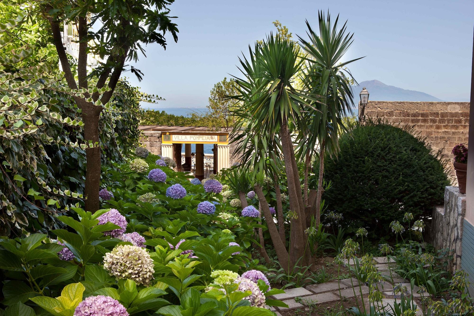 Vista Exterior Hotel Regina Sorrento