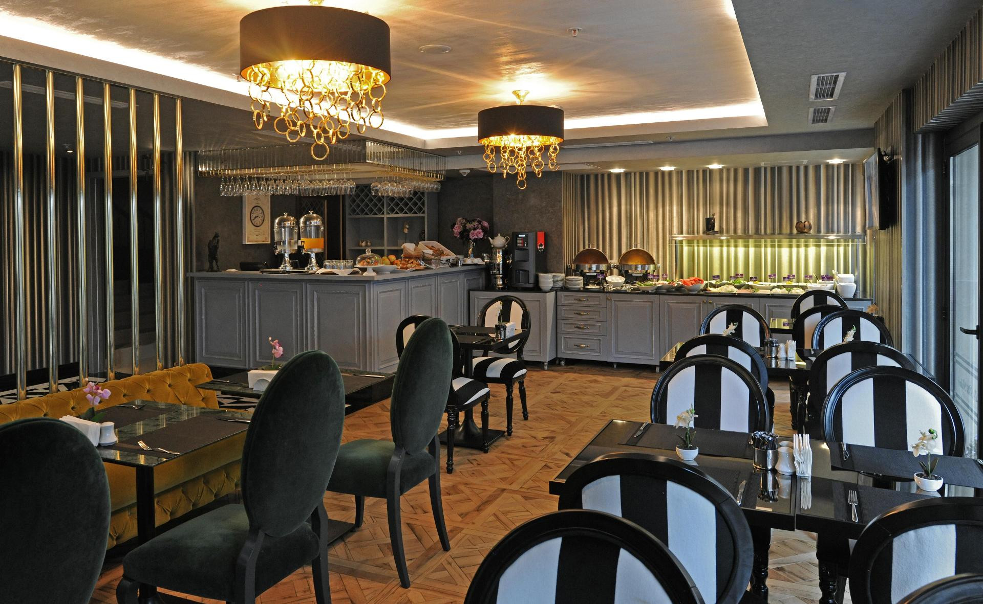 Vista Lobby Le Petit Palace Hotel